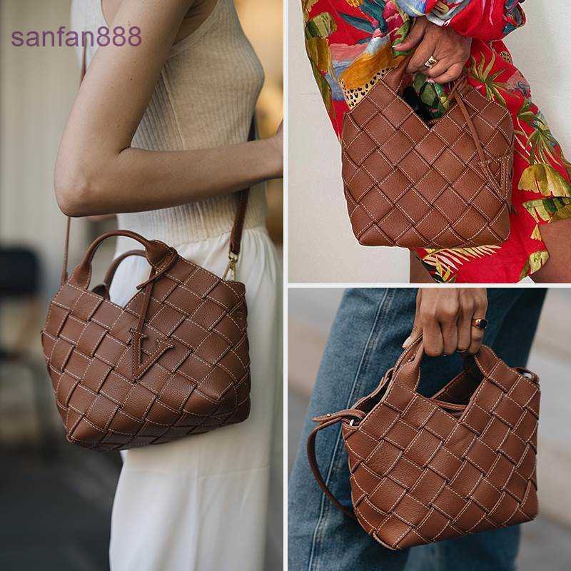 bottegas venetta bags Bottegas Bag Venetas Jodie 2023 new inverted triangle cloud bag small luxury hand woven women's Lingge single shoulder cross 833G, Black2
bottegas venetta bags Bottegas Bag Venetas Jodie 2023 new inverted triangle cloud bag small luxury hand woven women's Lingge single shoulder cross 833G, Black2