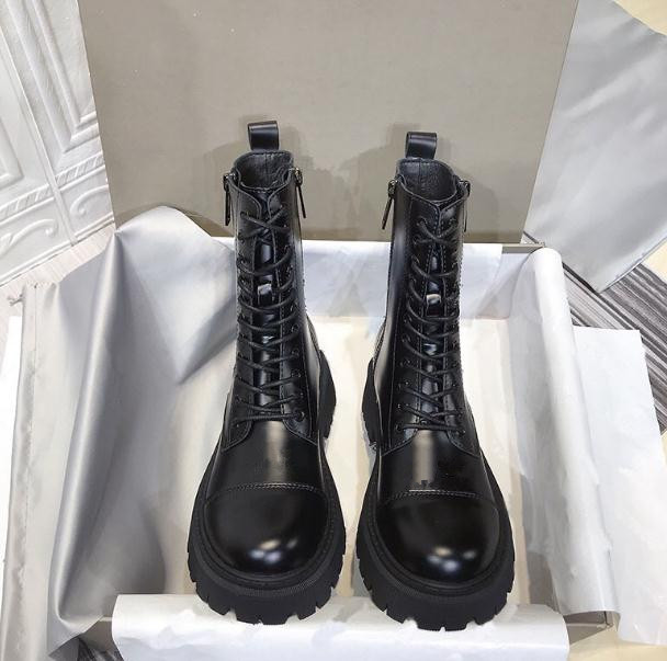 Designer Parisian Martin boots Women chunky heel platform side zipper Ladies Rider Half boots lace-up black biker Leather ankle boots, 9 shoelaces hole
Designer Parisian Martin boots Women chunky heel platform side zipper Ladies Rider Half boots lace-up black biker Leather ankle boots, 9 shoelaces hole