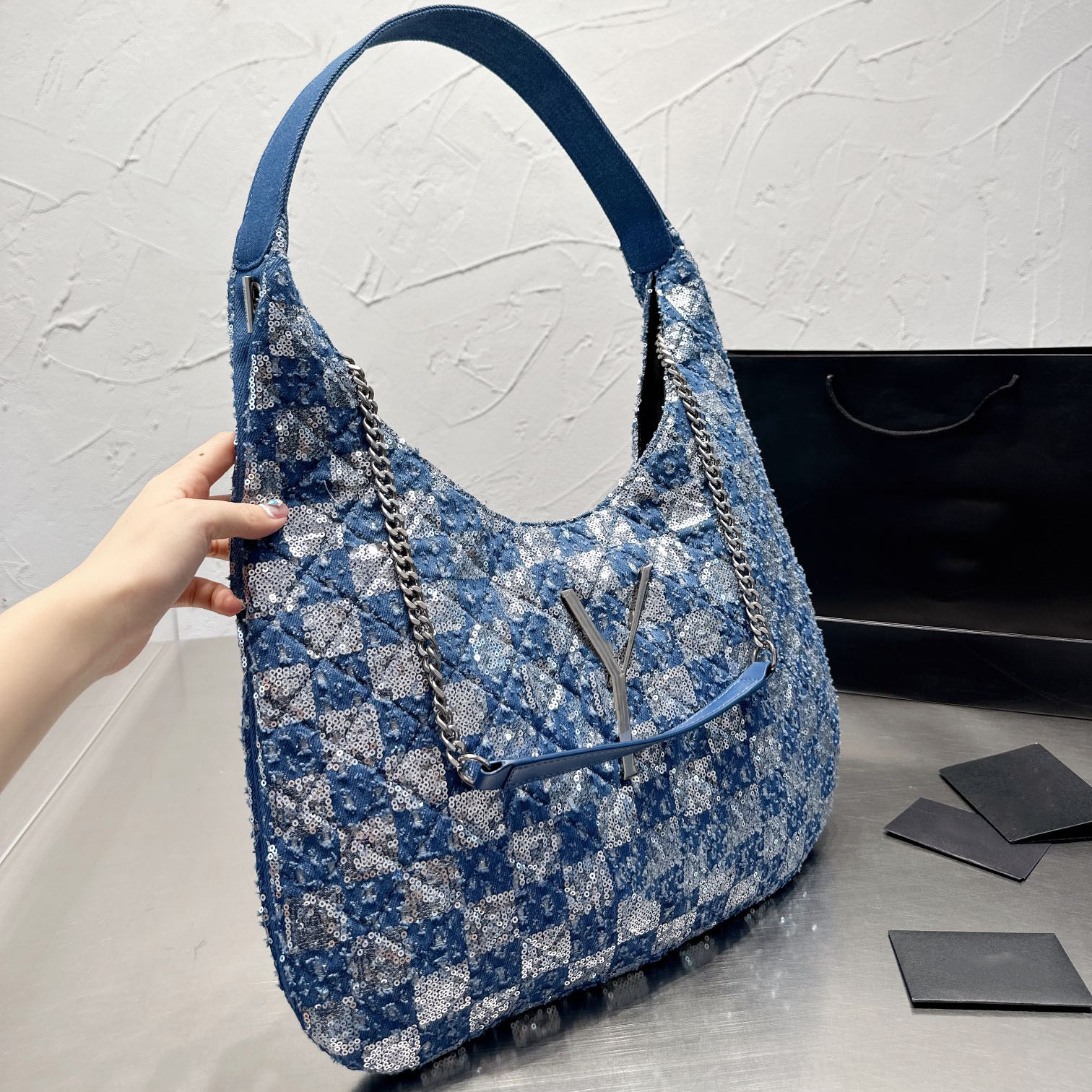 French Gaby Sequins Blingbling Totes Bags Shiny Quilted Classic Black Blue Silver Metal Badge Chain Shoulder Strap Womens Outdoor Large Capacity Handbags 42x38CM
French Gaby Sequins Blingbling Totes Bags Shiny Quilted Classic Black Blue Silver Metal Badge Chain Shoulder Strap Womens Outdoor Large Capacity Handbags 42x38CM