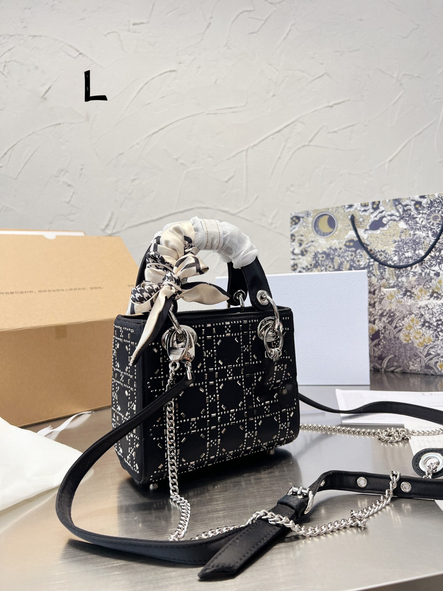 Shoulder bag Luxury tote purse Brand handbag message bags cluth classic Genuine Leather Crossbody Original 5A Totes Saddle 17CM Rhombus Silver Chain Scarf Black, Box
Shoulder bag Luxury tote purse Brand handbag message bags cluth classic Genuine Leather Crossbody Original 5A Totes Saddle 17CM Rhombus Silver Chain Scarf Black, Box