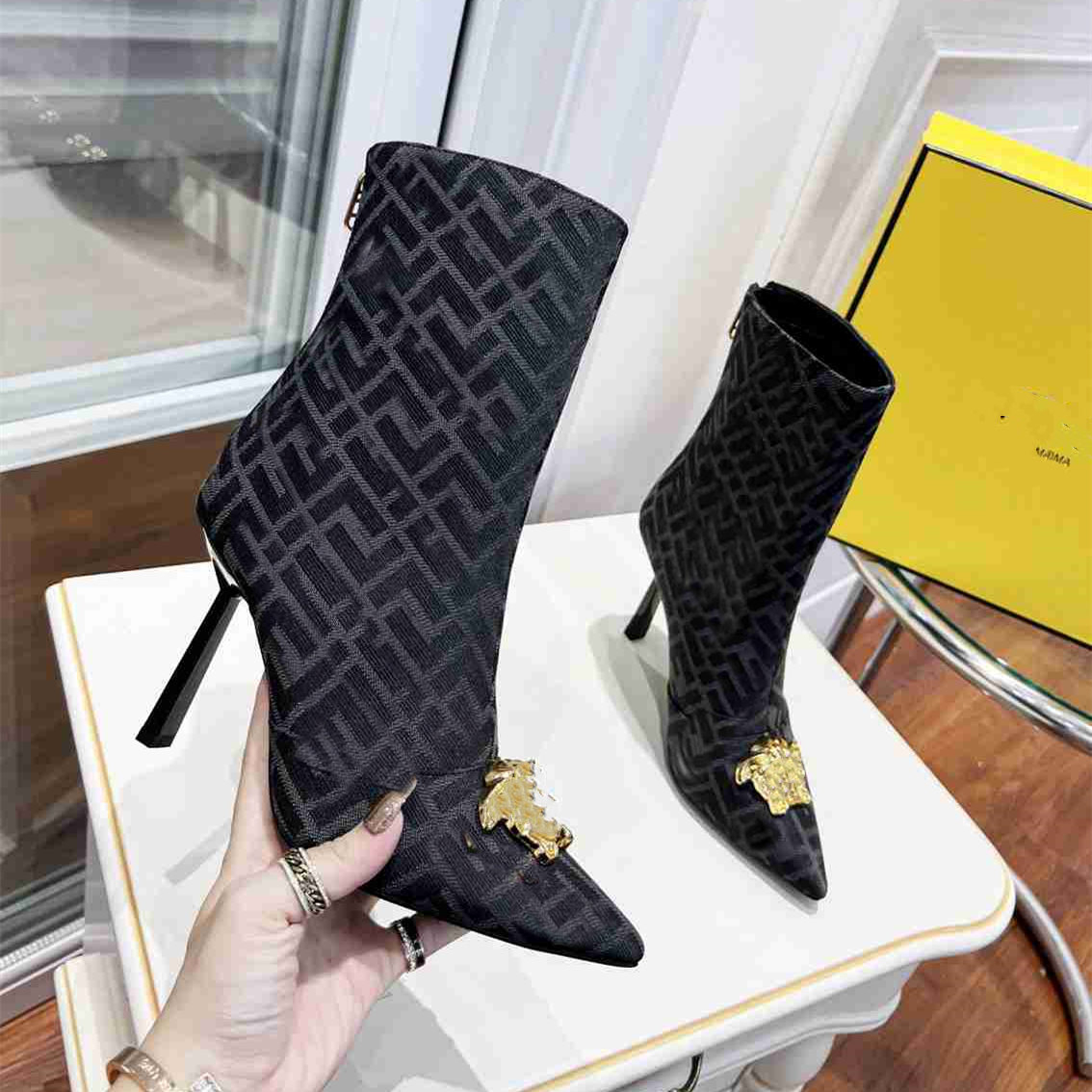 Fashion Boots Fendyity Casual Men's Women's Autumn Winter Black White Letter Soft Comfortable Socks Boots 021
Fashion Boots Fendyity Casual Men's Women's Autumn Winter Black White Letter Soft Comfortable Socks Boots 021