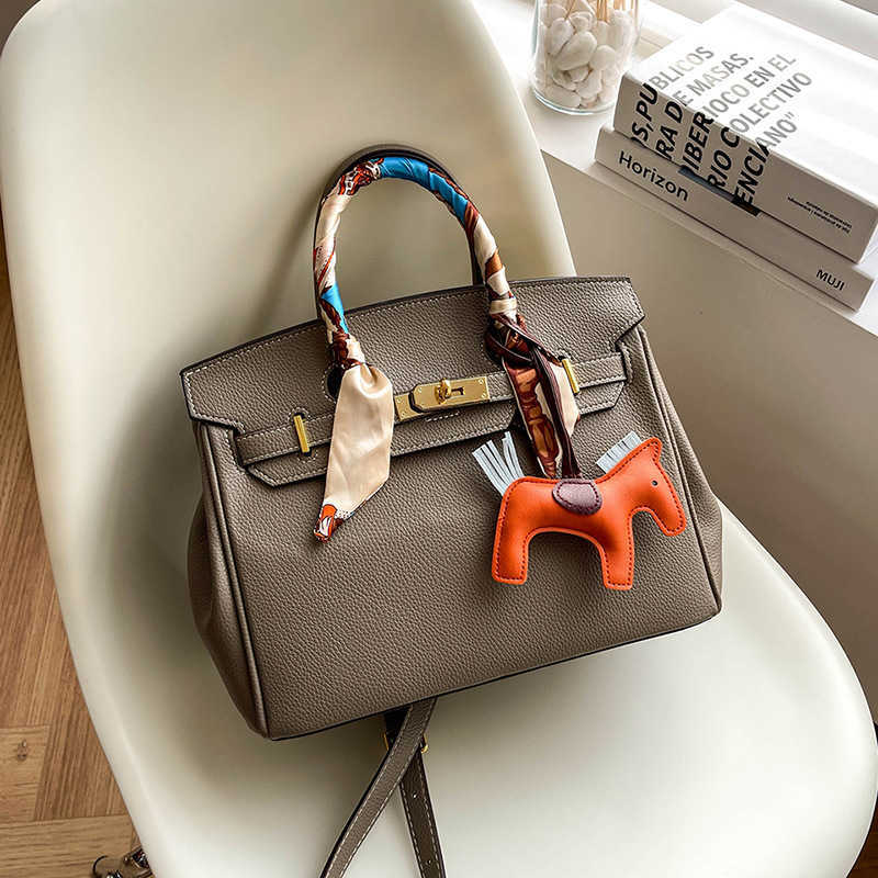 Fashion Handbag Birkins Ladies Bag Herme Women s large lychee pattern portable women fahion capacity meenger ingle houlder full Pu kellie
Fashion Handbag Birkins Ladies Bag Herme Women s large lychee pattern portable women fahion capacity meenger ingle houlder full Pu kellie