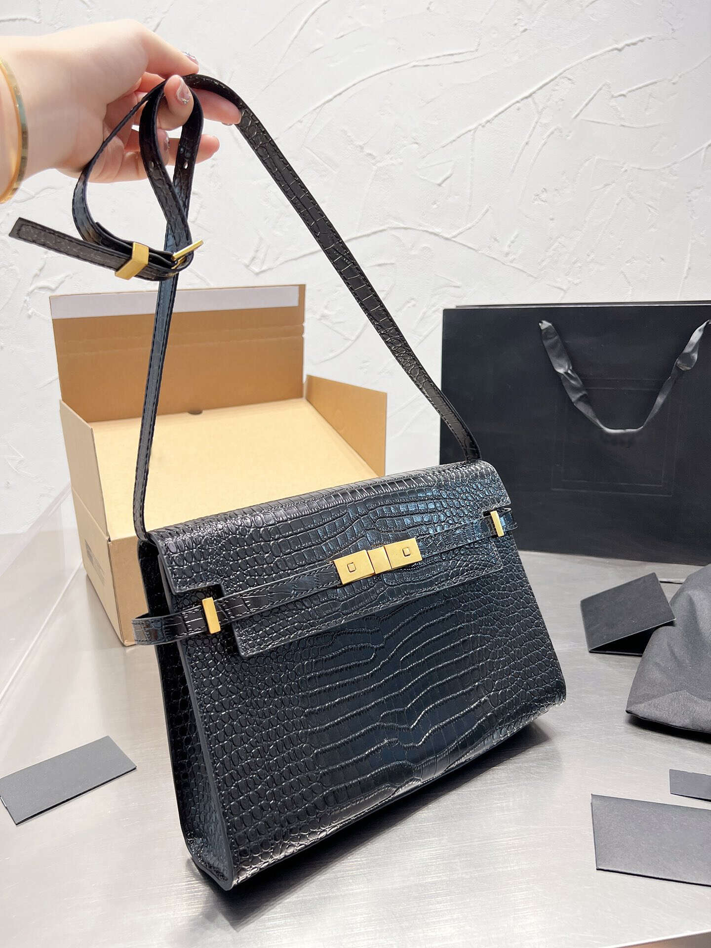 Shoulder Bags Totes Woman Handbag Designer Shoulder Bag Top Handle With Strap Crossbody Bags Plain Weave Classic Elegant Grace Crocodile High Quality Gold, Black
Shoulder Bags Totes Woman Handbag Designer Shoulder Bag Top Handle With Strap Crossbody Bags Plain Weave Classic Elegant Grace Crocodile High Quality Gold, Black