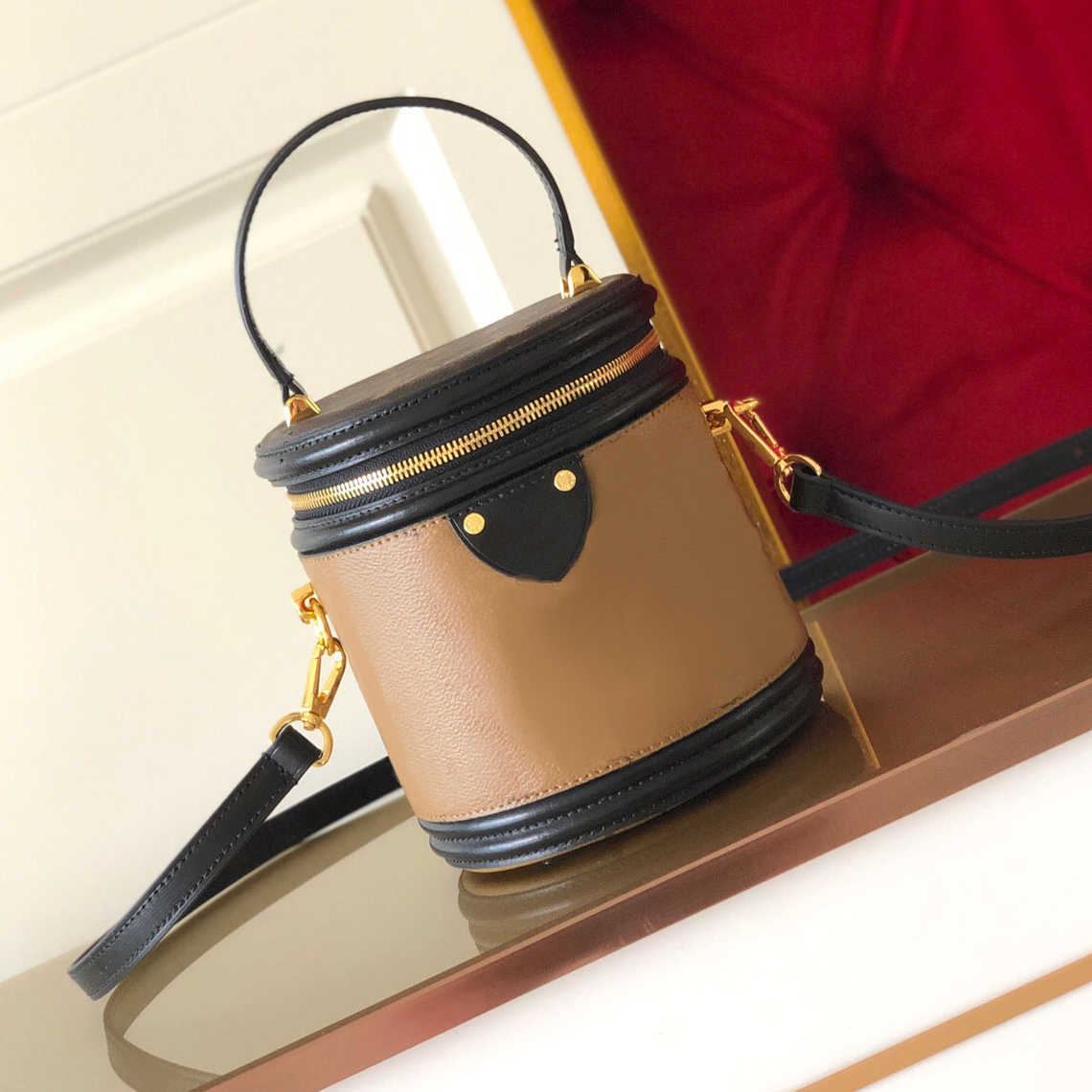 Vintage Color Matching Layer Canvas Mixed Fabric Flip Cosmetic Bag Wealth Cylinder Bucket Bag Portable Single Shoulder Messenger Bags, Do not buy
Vintage Color Matching Layer Canvas Mixed Fabric Flip Cosmetic Bag Wealth Cylinder Bucket Bag Portable Single Shoulder Messenger Bags, Do not buy