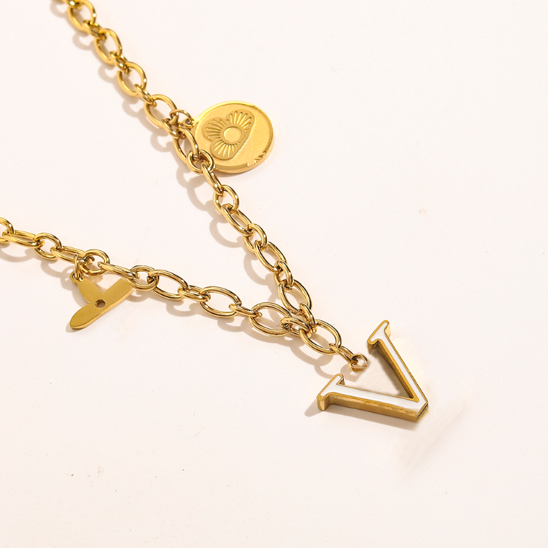 Necklaces Designers Popular Fashion Brand Pendant Necklaces Gold Plated Necklace Delicate Clip Chain Letter V Jewelry Pendant For Woman gif
Necklaces Designers Popular Fashion Brand Pendant Necklaces Gold Plated Necklace Delicate Clip Chain Letter V Jewelry Pendant For Woman gif
