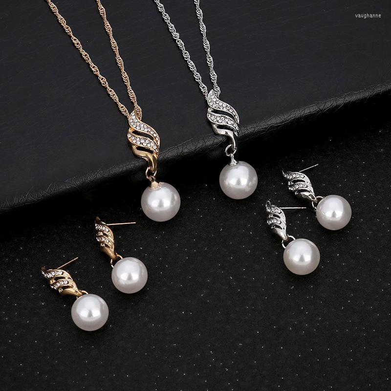 Necklace Earrings Set Fashionable Simple Pearl Inlaid Rhinestone Twist Pendant Jewelry Bride Wedding Party Gift, Picture shown
Necklace Earrings Set Fashionable Simple Pearl Inlaid Rhinestone Twist Pendant Jewelry Bride Wedding Party Gift, Picture shown