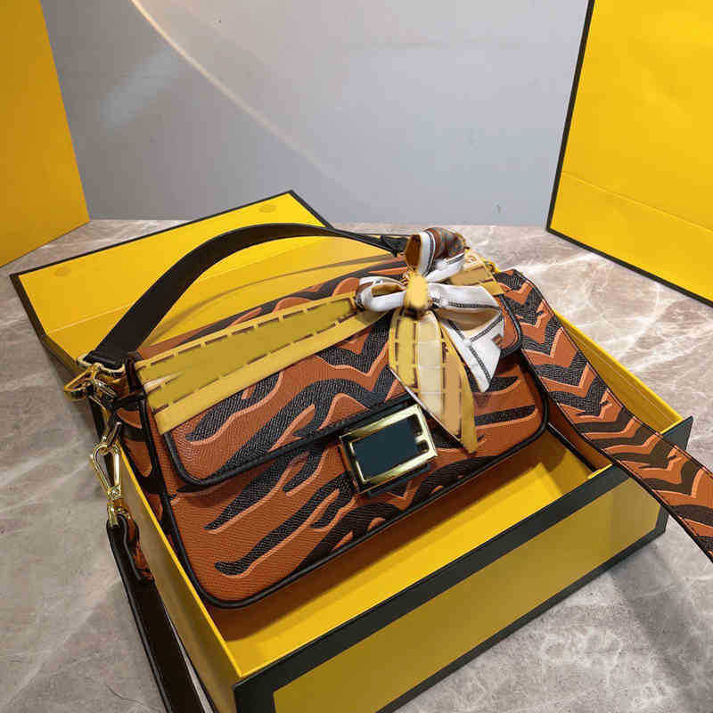 Evening bag Designer Shoulder Bag WOMEN Tiger Pattern Baguette Leather Crossbody Bags Flap Totes Check Thread Purse Double Letters Solid Wallet 221006, Brown
Evening bag Designer Shoulder Bag WOMEN Tiger Pattern Baguette Leather Crossbody Bags Flap Totes Check Thread Purse Double Letters Solid Wallet 221006, Brown