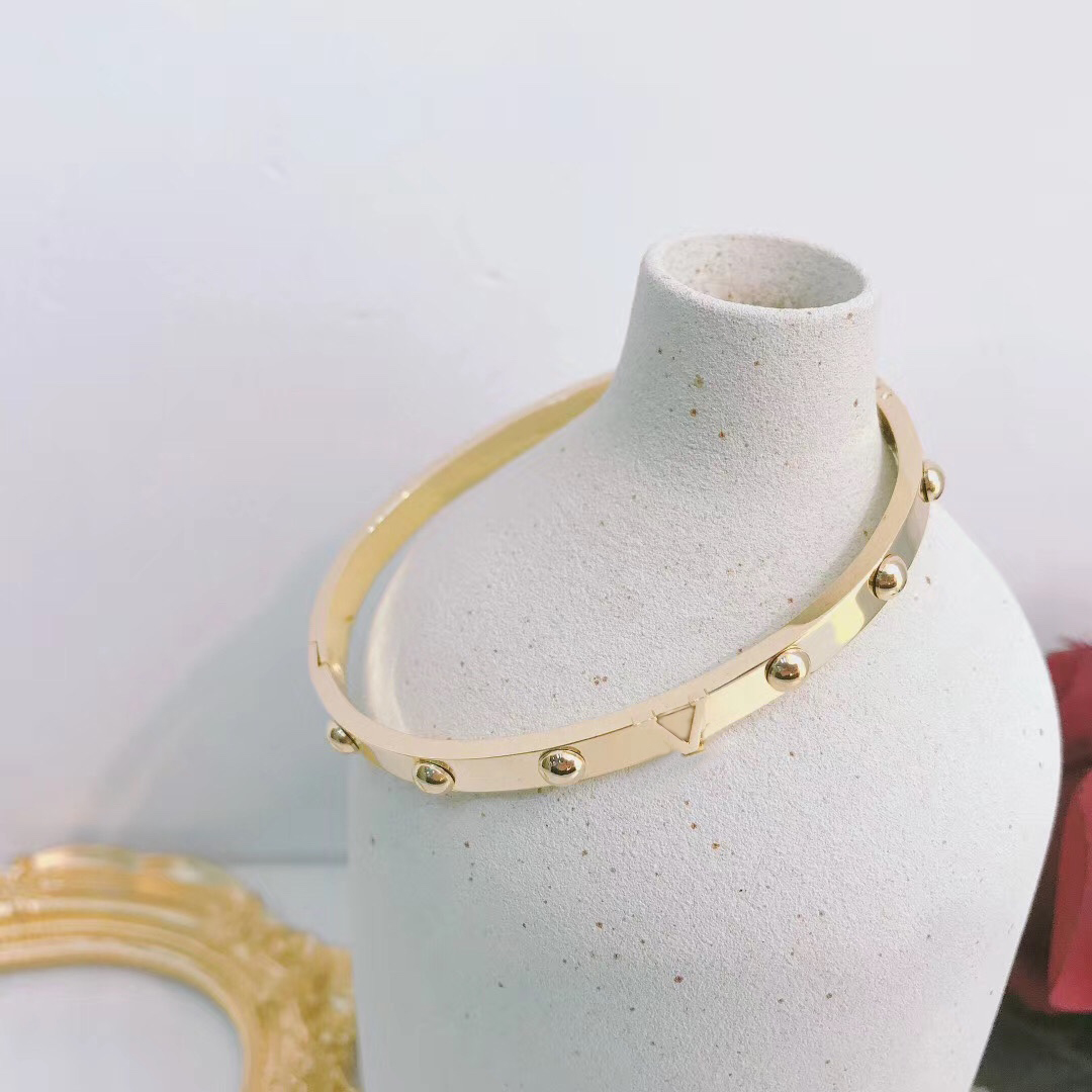 Designers Letter Bangle Brand New pattern Bracelets luxurious Jewelry 18k Gold plated Versatile foundation for Women gift European and American fashion
Designers Letter Bangle Brand New pattern Bracelets luxurious Jewelry 18k Gold plated Versatile foundation for Women gift European and American fashion