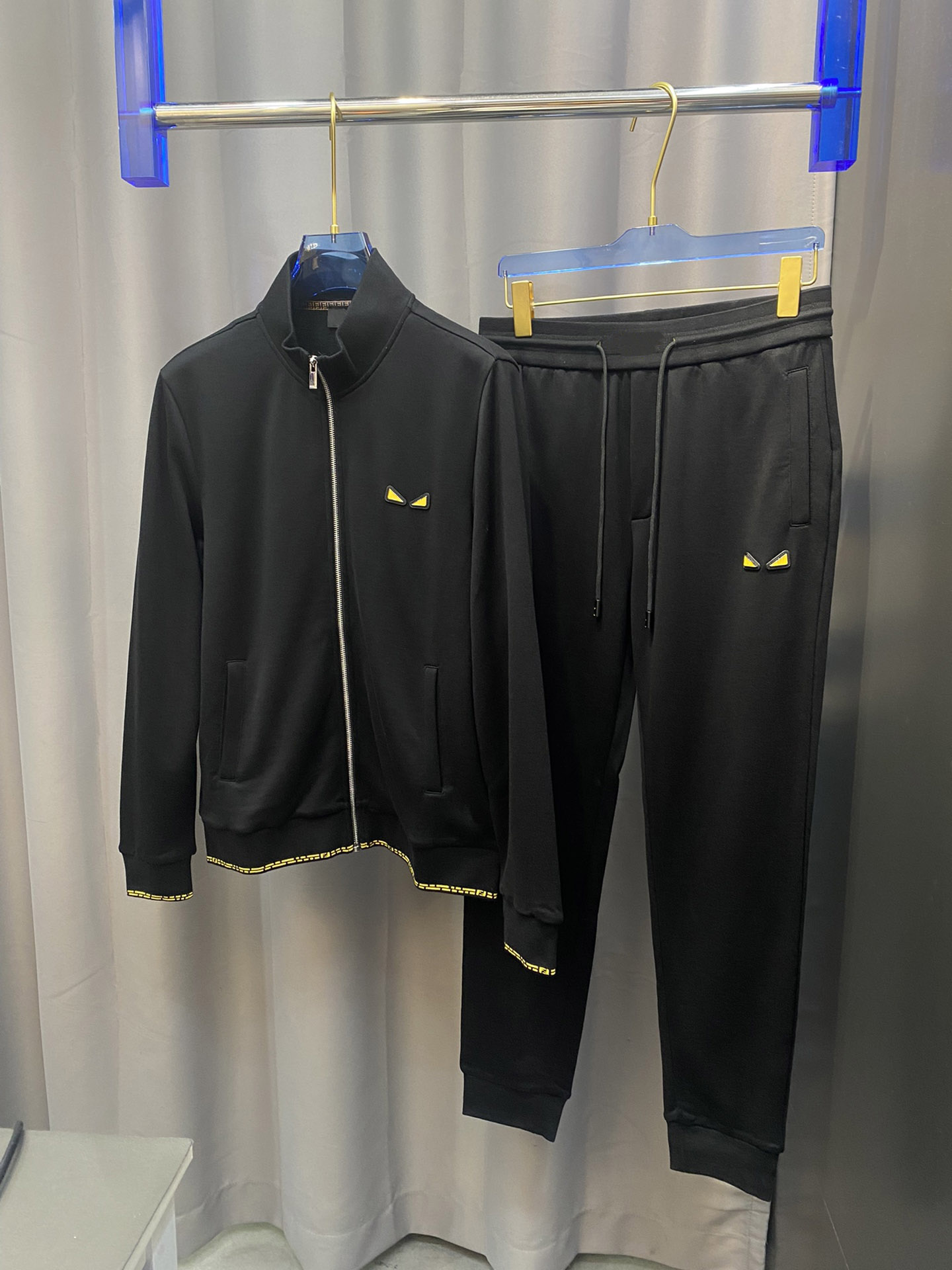 2022 Autumn and winter new luxury designer tracksuit highquality comfortable material black cardigan sportswear top brand mens tracksuit
2022 Autumn and winter new luxury designer tracksuit highquality comfortable material black cardigan sportswear top brand mens tracksuit