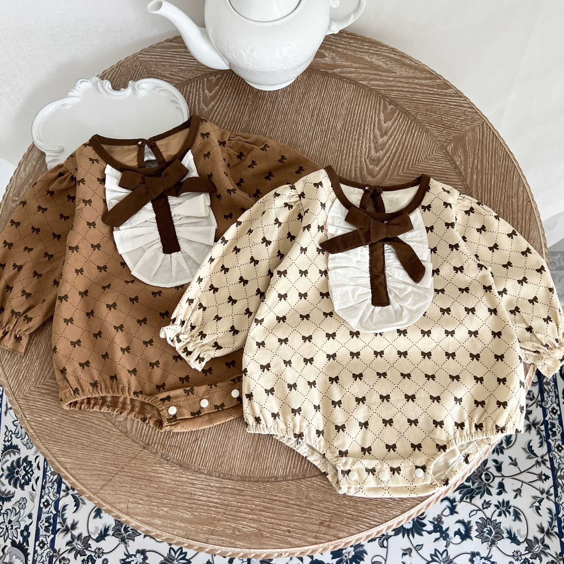 Rompers Cute Toddler Girl Retro Bow Full Sleeves Corduroy Thin Jumpsuit 03y Girls Sweet Flower Dimensional Cotton Bodysuit J220922, Apricot.
Rompers Cute Toddler Girl Retro Bow Full Sleeves Corduroy Thin Jumpsuit 03y Girls Sweet Flower Dimensional Cotton Bodysuit J220922, Apricot.