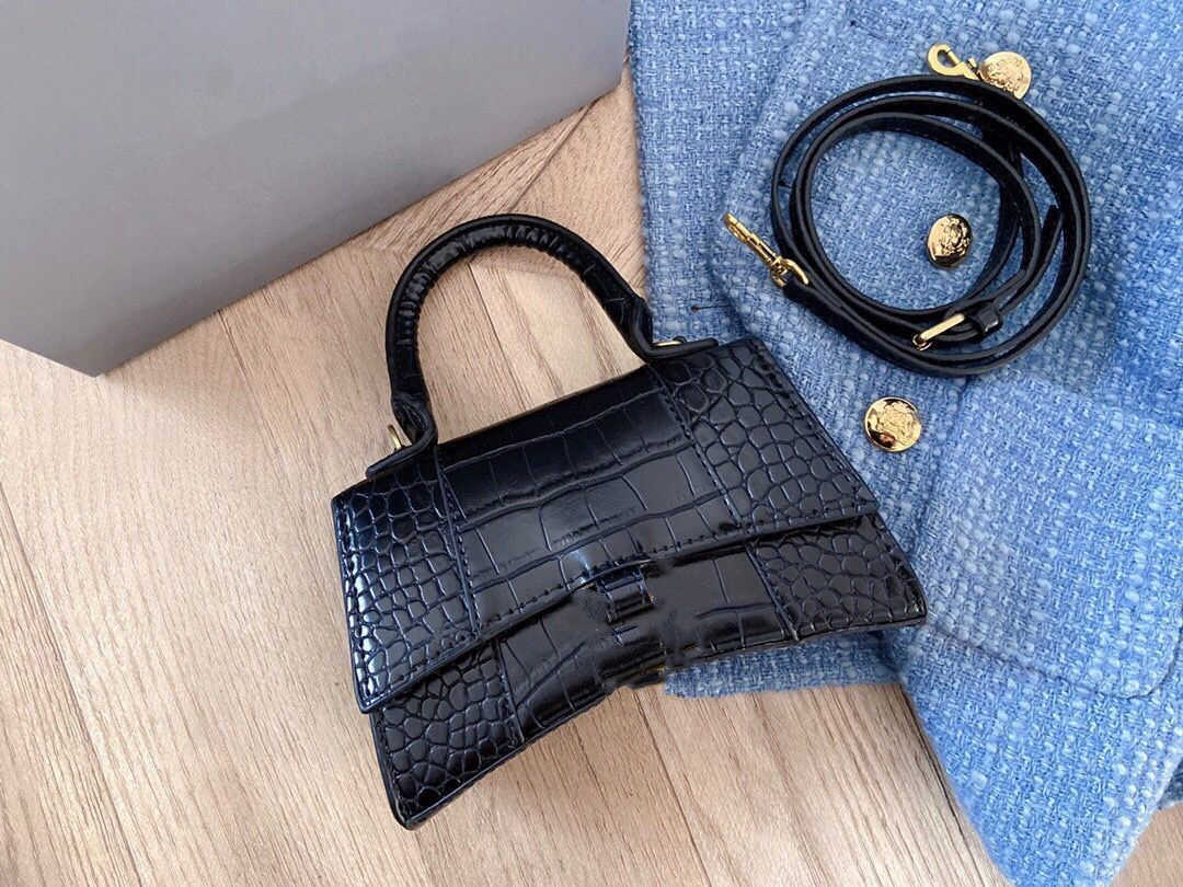mini designer bag fashion totes handbags hourglass women half moon evening cross body stone leather Retro Letter Pendant luxury tote purse wallets Bags borsa sac, Black-gold letter pendant
mini designer bag fashion totes handbags hourglass women half moon evening cross body stone leather Retro Letter Pendant luxury tote purse wallets Bags borsa sac, Black-gold letter pendant