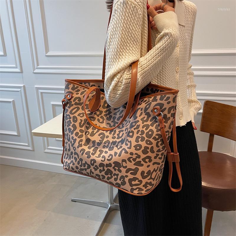 Evening Bags Celebrity Style Handbag High-capacity Portable Tote 2022 Autumn And Winter To Restore Ancient Ways Design Single, Fluorescent yellow
Evening Bags Celebrity Style Handbag High-capacity Portable Tote 2022 Autumn And Winter To Restore Ancient Ways Design Single, Fluorescent yellow