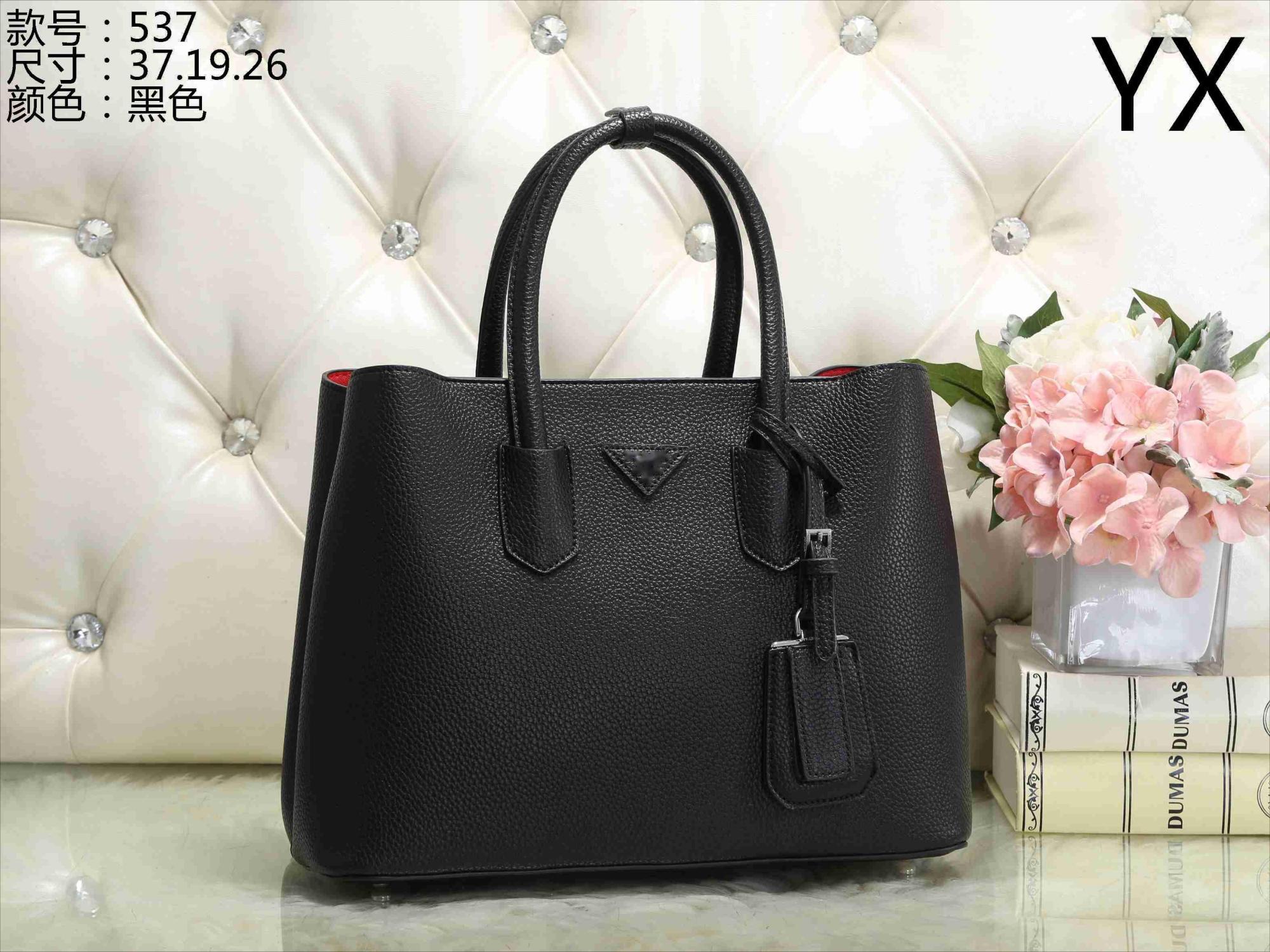 2022 New Women's Bags Designer Bag One shoulder messenger bag Handheld messenger sac, Red
2022 New Women's Bags Designer Bag One shoulder messenger bag Handheld messenger sac, Red