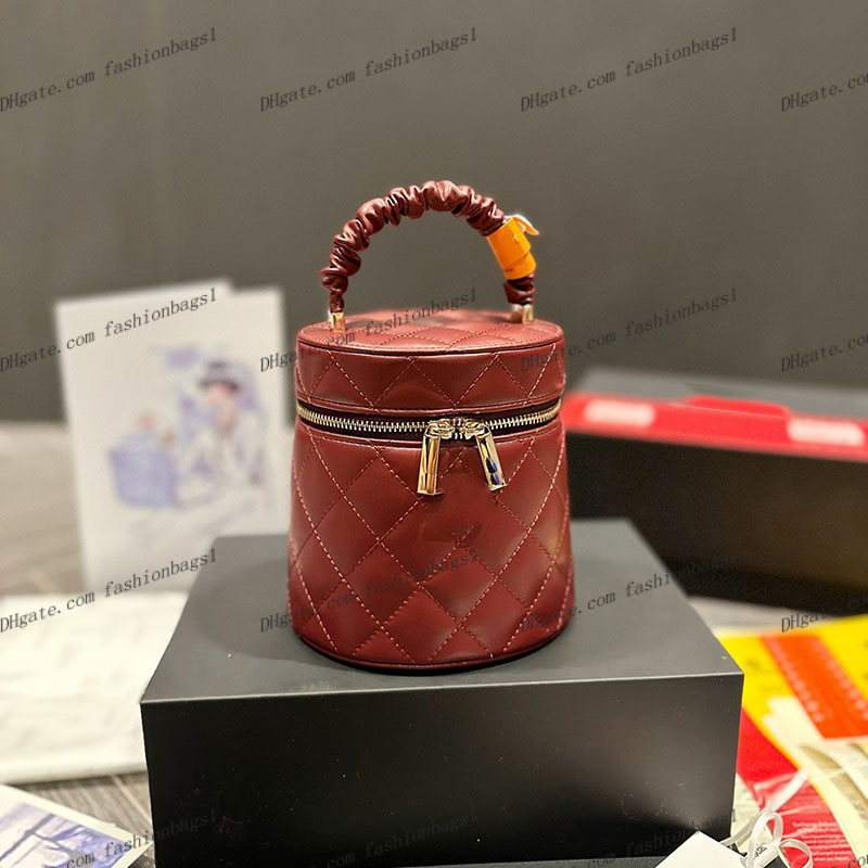 2022ss Classic Women Portable Mini Bucket Bag With Mirror Matelasse Chain Handle Genuine Leather Quilted Handbag Fashion Clutch Makeup Bags Suitcases Purse 13CM, Red
2022ss Classic Women Portable Mini Bucket Bag With Mirror Matelasse Chain Handle Genuine Leather Quilted Handbag Fashion Clutch Makeup Bags Suitcases Purse 13CM, Red