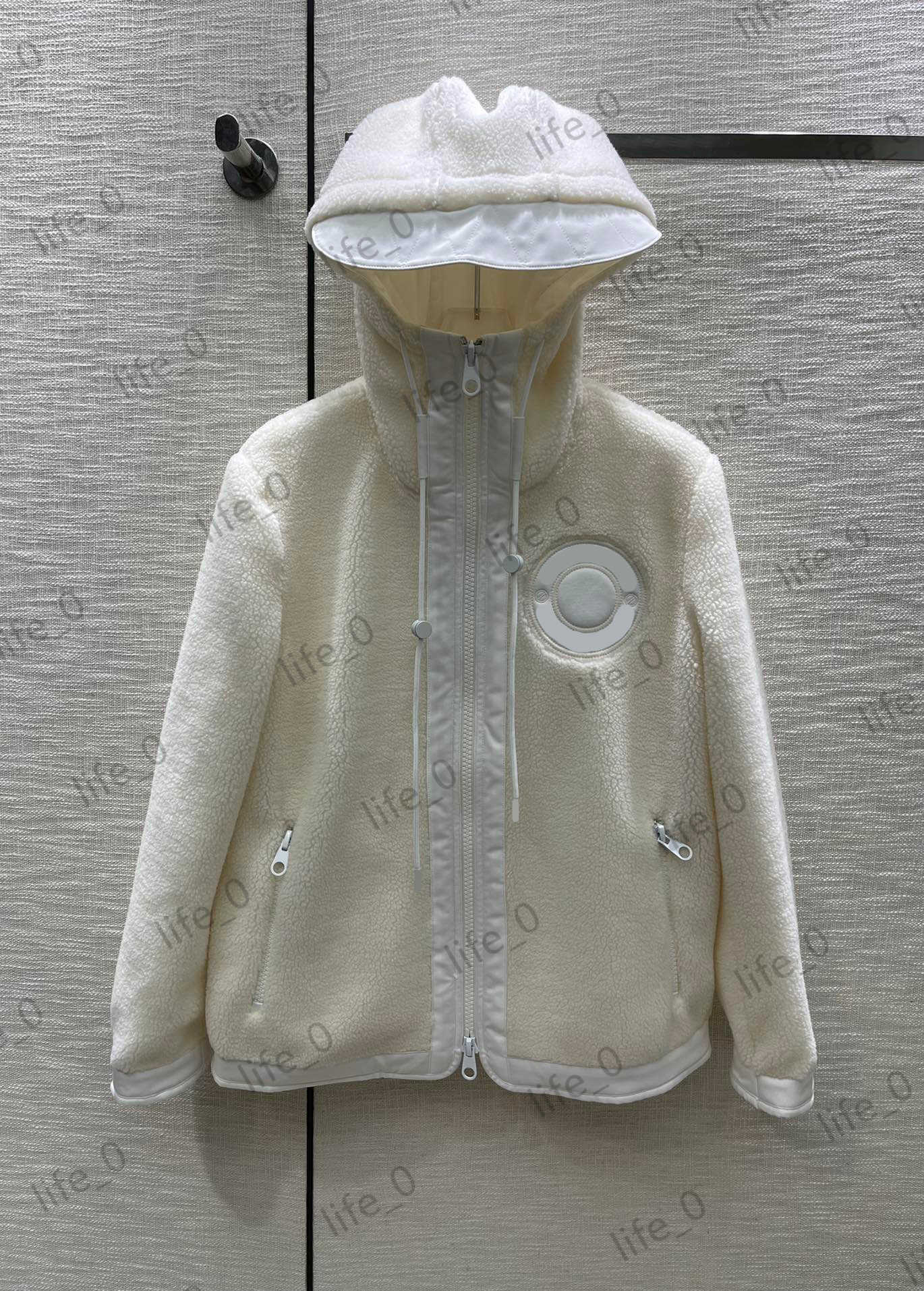 Designer Women Jackets Lambs Wool Hooded Coats Tops Round Logo Lapel Zipper Outerwear Casual Sports Outerwear Fashion Womens Jacket 1970
Designer Women Jackets Lambs Wool Hooded Coats Tops Round Logo Lapel Zipper Outerwear Casual Sports Outerwear Fashion Womens Jacket 1970