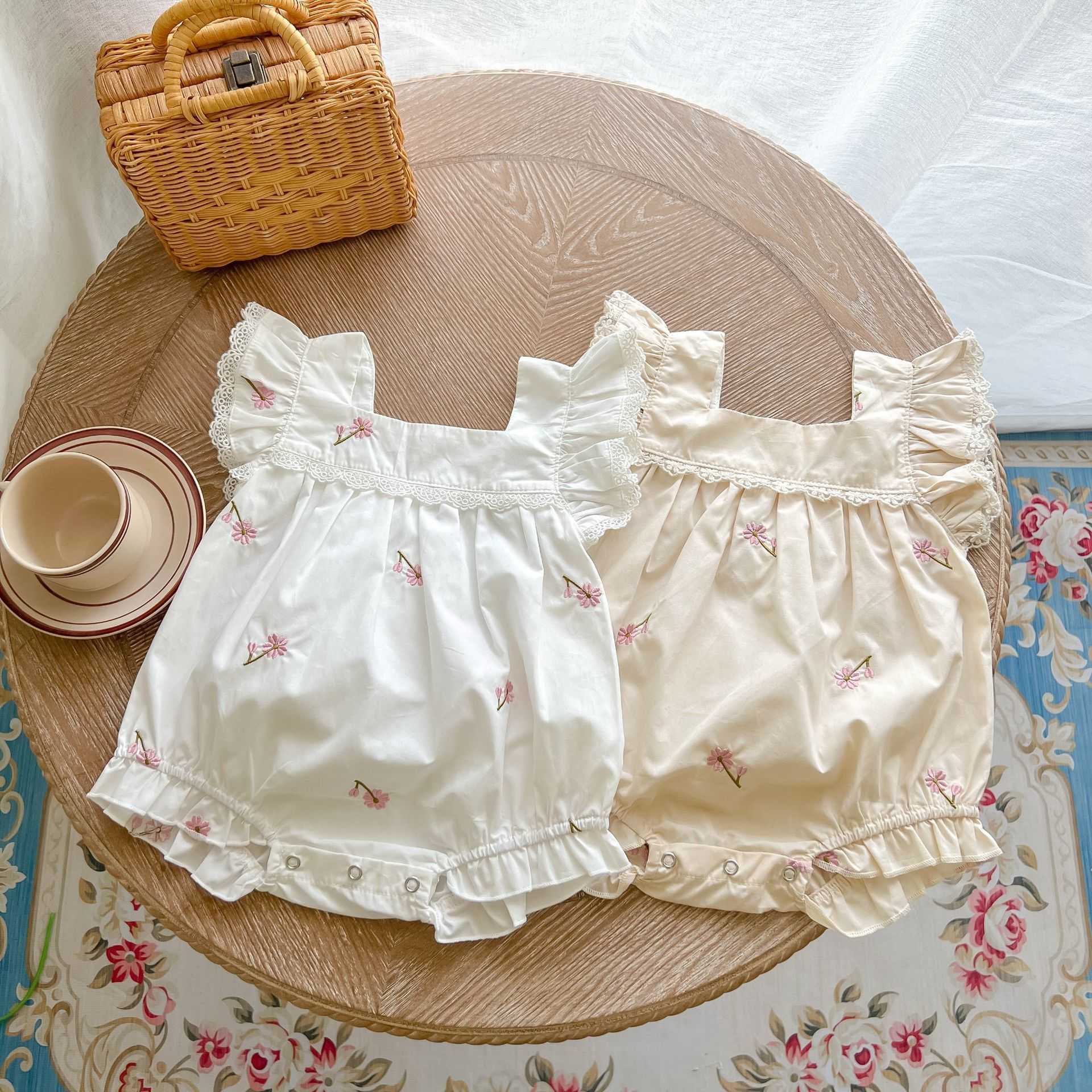 Rompers Cute Girl Baby Fashion Flower Embroidery Flying Sleeves Jumpsuit Kid Girls Simple Sweet Loose Cotton Square Collar Bodysuit J220922, White
Rompers Cute Girl Baby Fashion Flower Embroidery Flying Sleeves Jumpsuit Kid Girls Simple Sweet Loose Cotton Square Collar Bodysuit J220922, White