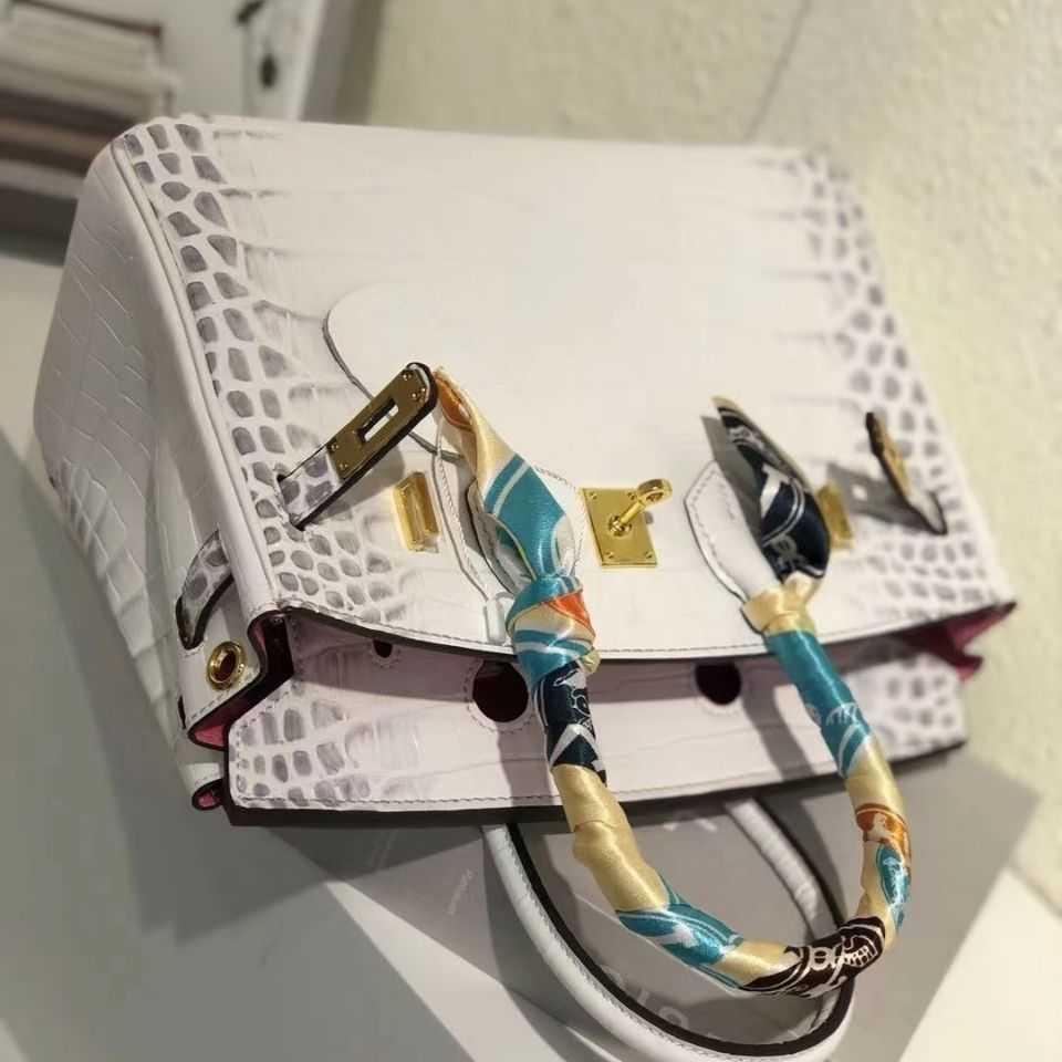 Fashion birkins woman herme bag Crocodile pattern head layer leather gold buckle 2022 new women s fashion versatile atmospheric hand, Ivory
Fashion birkins woman herme bag Crocodile pattern head layer leather gold buckle 2022 new women s fashion versatile atmospheric hand, Ivory