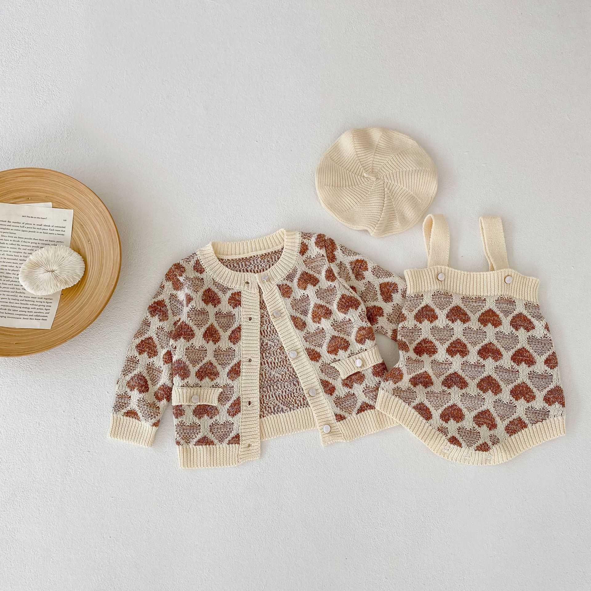 Rompers Baby Girl Fashion Love Embroidery Knitting Vest Girls Sweet Sling Sweater Bodysuit AllCompetition Cotton Jumpsuit J220922
Rompers Baby Girl Fashion Love Embroidery Knitting Vest Girls Sweet Sling Sweater Bodysuit AllCompetition Cotton Jumpsuit J220922