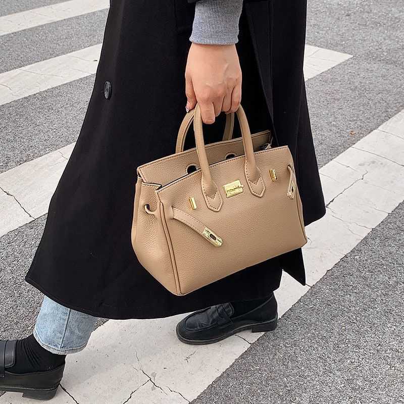 Fashion birkins woman herme bag Simple temperament lychee pattern women s 2022 spring and summer new foreign style hand leisure texture messenger, Grey
Fashion birkins woman herme bag Simple temperament lychee pattern women s 2022 spring and summer new foreign style hand leisure texture messenger, Grey