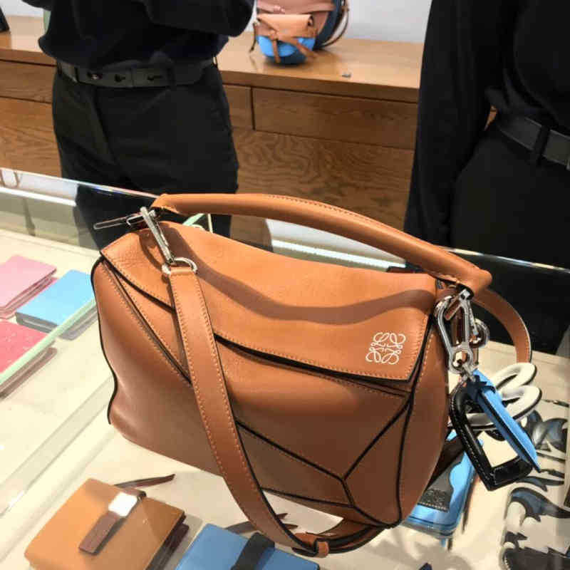Handbags designer Loews Crossbody Bags Fashion Bag 2022 Leather Women's Boston Puzzle Geometry Ling Lattice Messenger Hand Pillow TT, Caramel small
Handbags designer Loews Crossbody Bags Fashion Bag 2022 Leather Women's Boston Puzzle Geometry Ling Lattice Messenger Hand Pillow TT, Caramel small