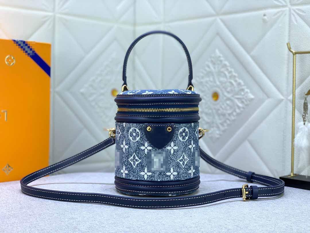 GGs Louiseity 1 Viutonity LVS YSLitys Bag bucket bag Canne Nicolas Ghesquiere clutch handbag, Blue
GGs Louiseity 1 Viutonity LVS YSLitys Bag bucket bag Canne Nicolas Ghesquiere clutch handbag, Blue