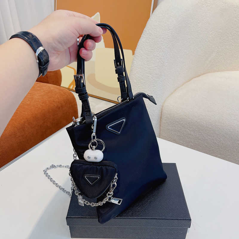 Evening Bags totes bag designer handbag nylon totes bags women trend chain shopping shoulder bag Luxury Tote Ladies Purses 220930, Pbag black
Evening Bags totes bag designer handbag nylon totes bags women trend chain shopping shoulder bag Luxury Tote Ladies Purses 220930, Pbag black