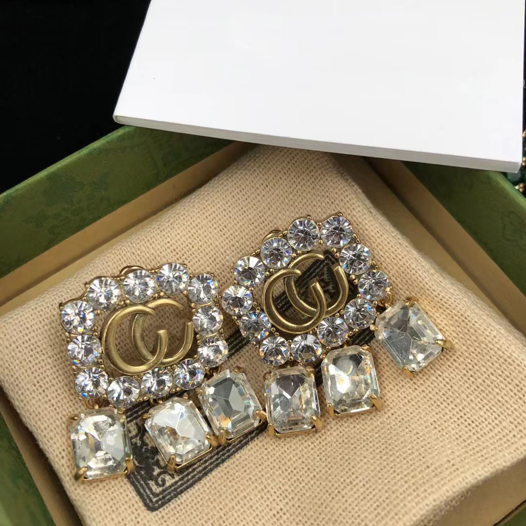 2022 new glamour fashion luxury brand Dangle Earrings diamond crystal pendant personality ladies wedding party designer jewelry excellence quality has gift box
2022 new glamour fashion luxury brand Dangle Earrings diamond crystal pendant personality ladies wedding party designer jewelry excellence quality has gift box