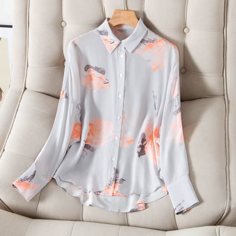 2022 Autumn Lapel Neck Natural Silk Blouse Shirt Grey Batwing Sleeve Buttons Single-Breasted Top Shirts D22TO05, Gray
2022 Autumn Lapel Neck Natural Silk Blouse Shirt Grey Batwing Sleeve Buttons Single-Breasted Top Shirts D22TO05, Gray