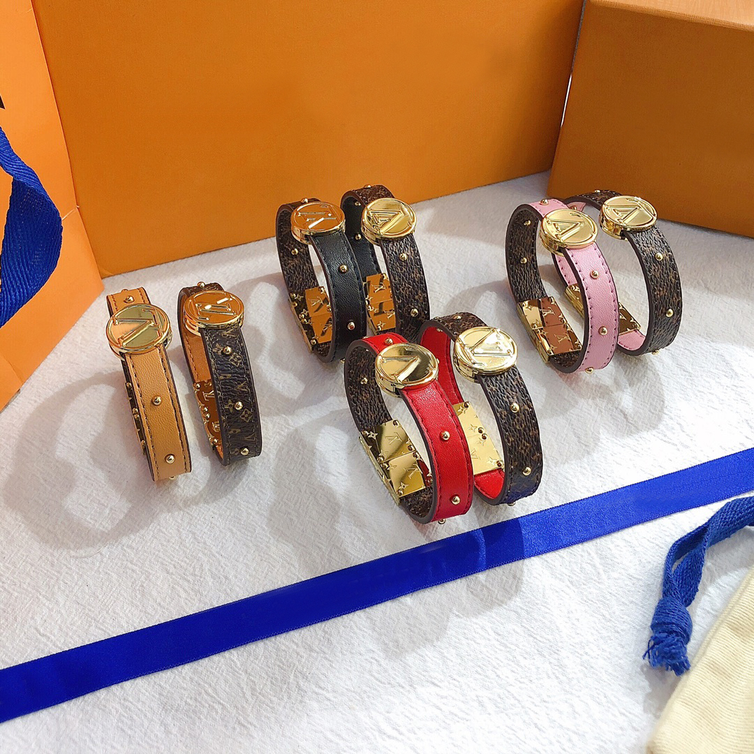 Luxury designer Bangle Style Bracelets Women Bracelet Letter V Charm Exquisite Jewelry Stainless steel Bracelet Womens Wedding Gifts Wearable on both sides
Luxury designer Bangle Style Bracelets Women Bracelet Letter V Charm Exquisite Jewelry Stainless steel Bracelet Womens Wedding Gifts Wearable on both sides