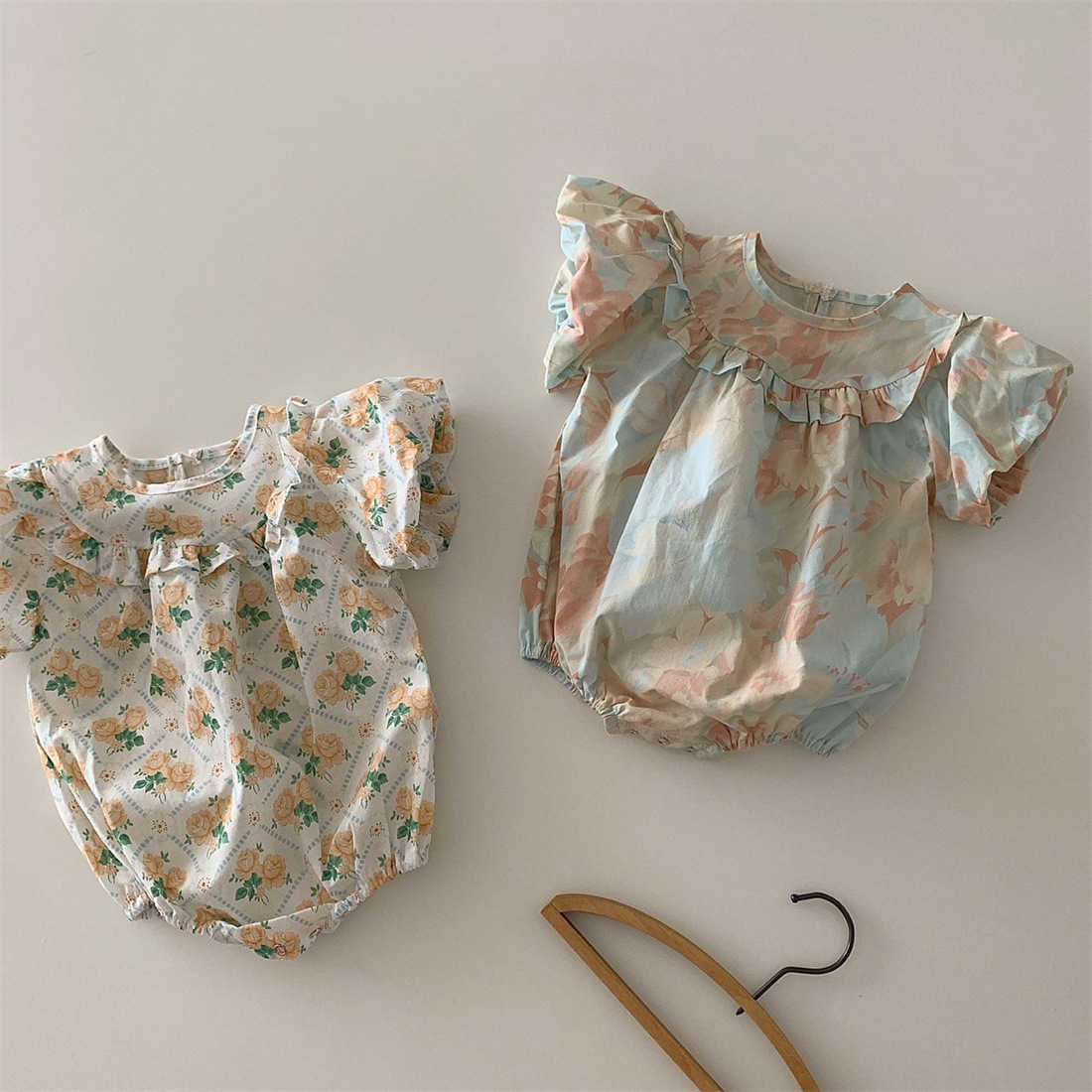Rompers Newborn Baby Girl Fashion Stunning Flower Lantern Sleeves Jumpsuit Girls Summer Retro Thin Cotton Bodysuit New Kid Outfits J220922, Apricot.
Rompers Newborn Baby Girl Fashion Stunning Flower Lantern Sleeves Jumpsuit Girls Summer Retro Thin Cotton Bodysuit New Kid Outfits J220922, Apricot.