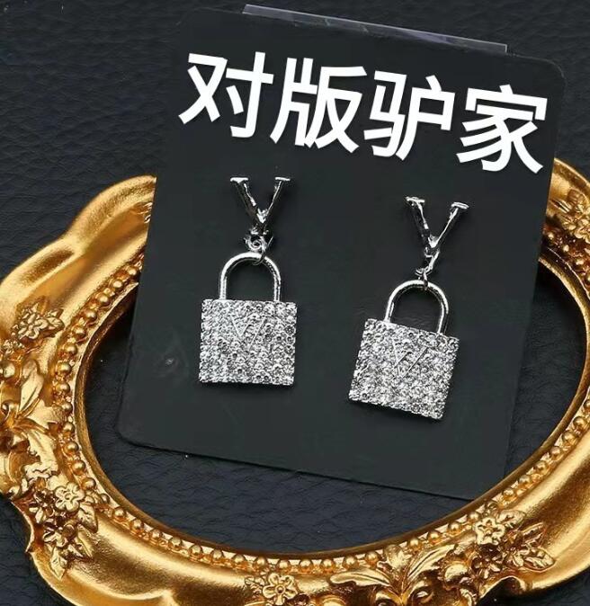 23ss 2color Mixed Simple Brand Designer Stud 18K Gold Plated V Letter Earring Pearl Crystal Luxury Rhinestone Metal Girls Lovers Jewelry Wholesale
23ss 2color Mixed Simple Brand Designer Stud 18K Gold Plated V Letter Earring Pearl Crystal Luxury Rhinestone Metal Girls Lovers Jewelry Wholesale