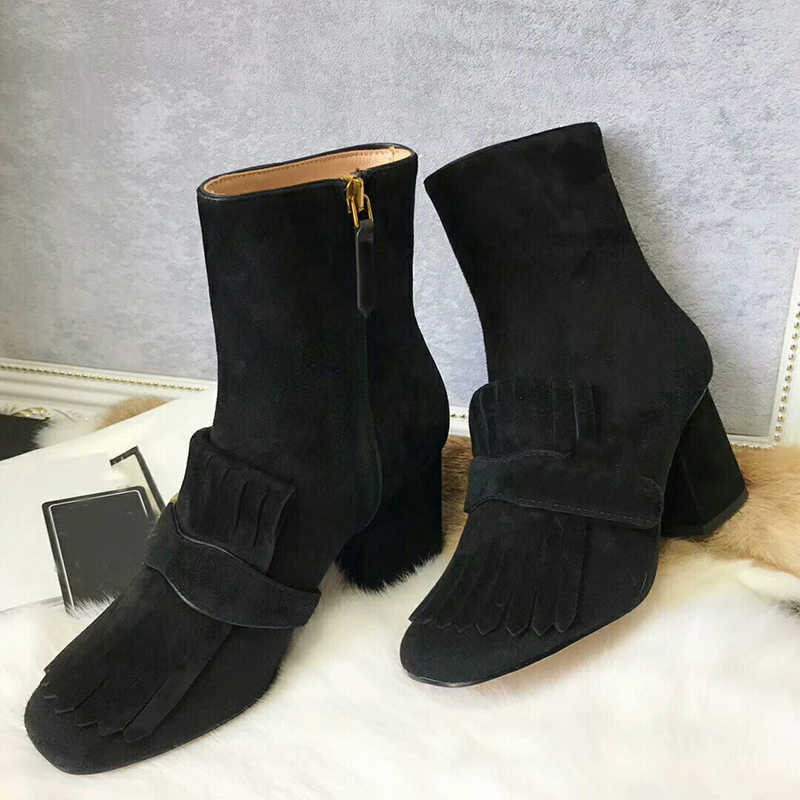 Luxury Designer womens Ankle Boots Top quality fashion Tassel Bootie classic Button Genuine Leather Shoes 7.5CM chunky heel women shoe size, Black cashmere
Luxury Designer womens Ankle Boots Top quality fashion Tassel Bootie classic Button Genuine Leather Shoes 7.5CM chunky heel women shoe size, Black cashmere