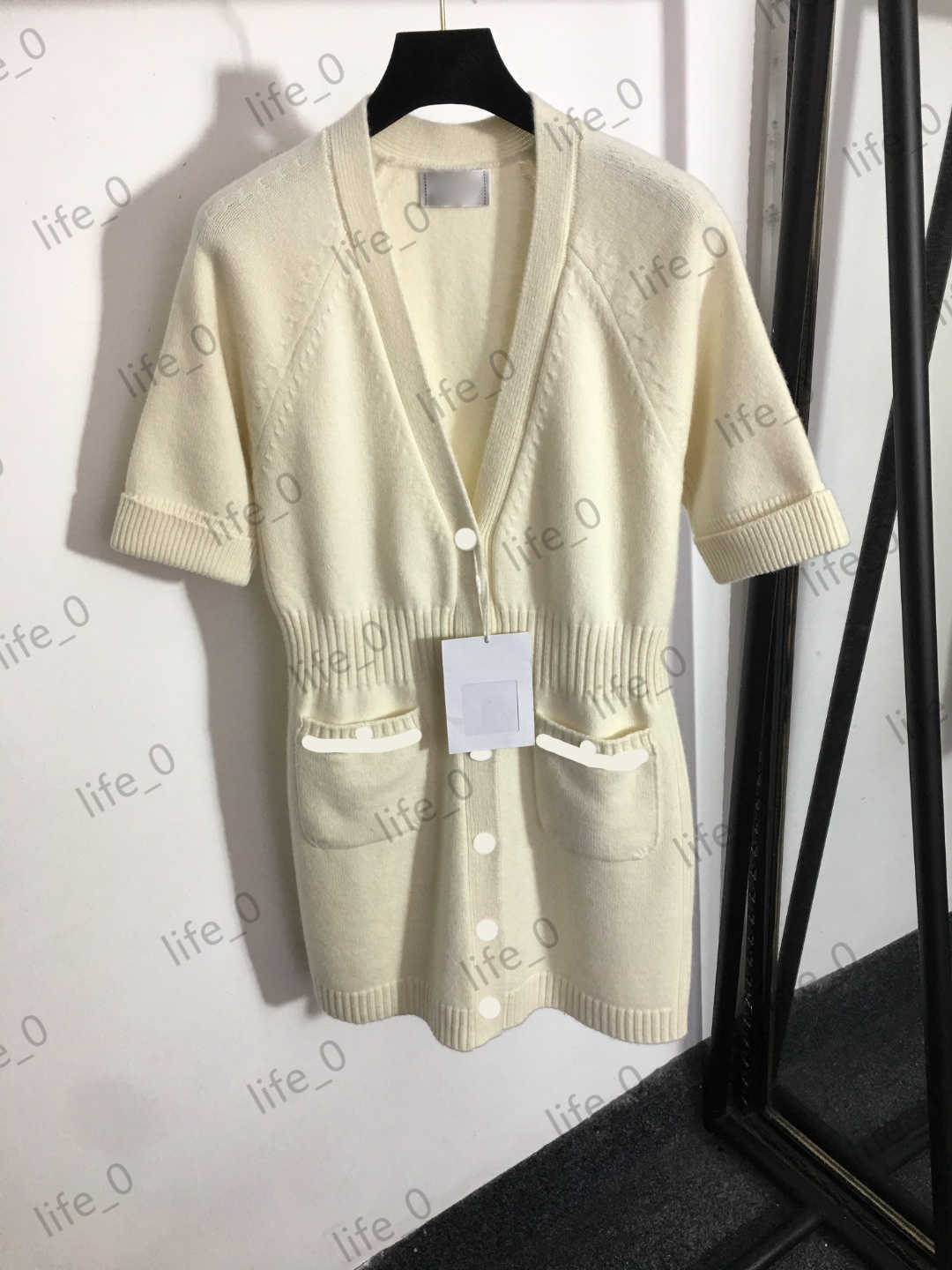 Women Designer Casual Dresses Brand Single button waist half sleeve Dresses V-neck pockets Dress Elegant Temperament Womens Designer Clothing
Women Designer Casual Dresses Brand Single button waist half sleeve Dresses V-neck pockets Dress Elegant Temperament Womens Designer Clothing