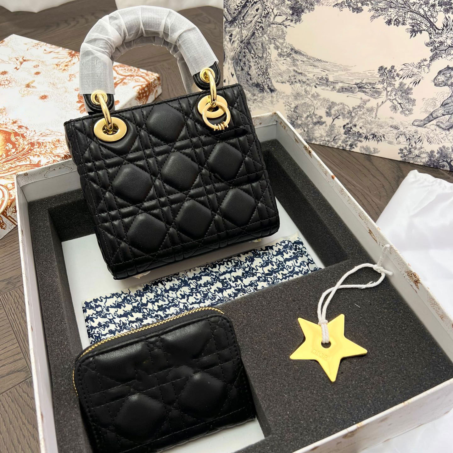 Tops quality luxury designers bags handbags Single Shoulder Bags Messenger Bag designerbag classic style large capacity simple fashion very good, Extra celet
Tops quality luxury designers bags handbags Single Shoulder Bags Messenger Bag designerbag classic style large capacity simple fashion very good, Extra celet