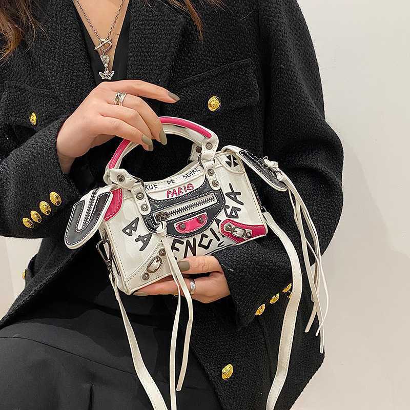 Colorful Letter Hand Stylish Mini Graffiti Square Handbags Women Pures and Bag Crossbody Bag Designer Fashion All-match Shoulder, Small black blue
Colorful Letter Hand Stylish Mini Graffiti Square Handbags Women Pures and Bag Crossbody Bag Designer Fashion All-match Shoulder, Small black blue