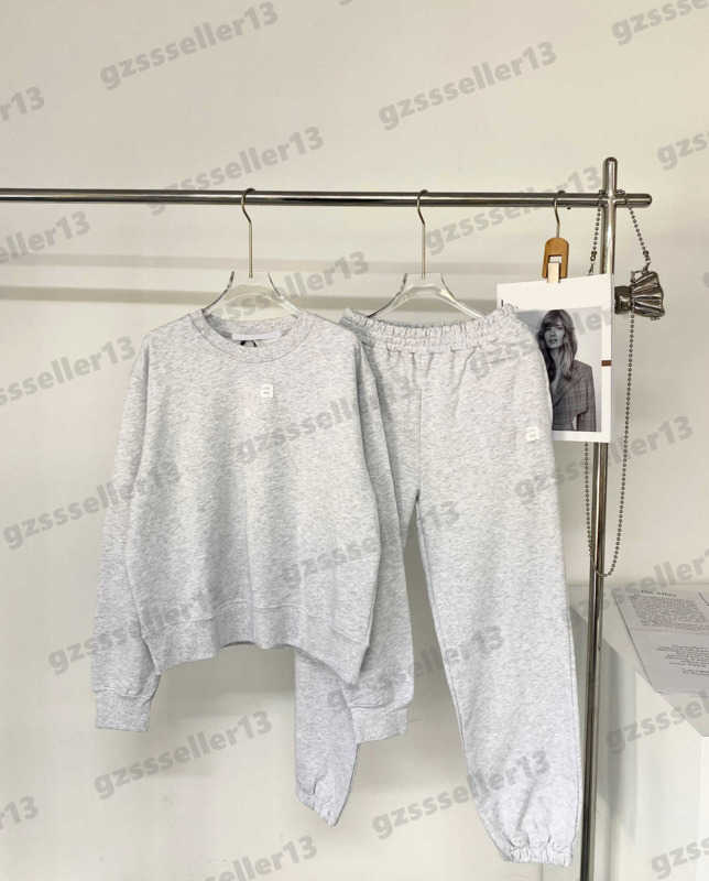 Women Two Piece Pants Designer Tracksuits 2022AW Round Neck Letter WANG Flocked Foam Printed Letters Casual Suit Women Clothing 0912
Women Two Piece Pants Designer Tracksuits 2022AW Round Neck Letter WANG Flocked Foam Printed Letters Casual Suit Women Clothing 0912