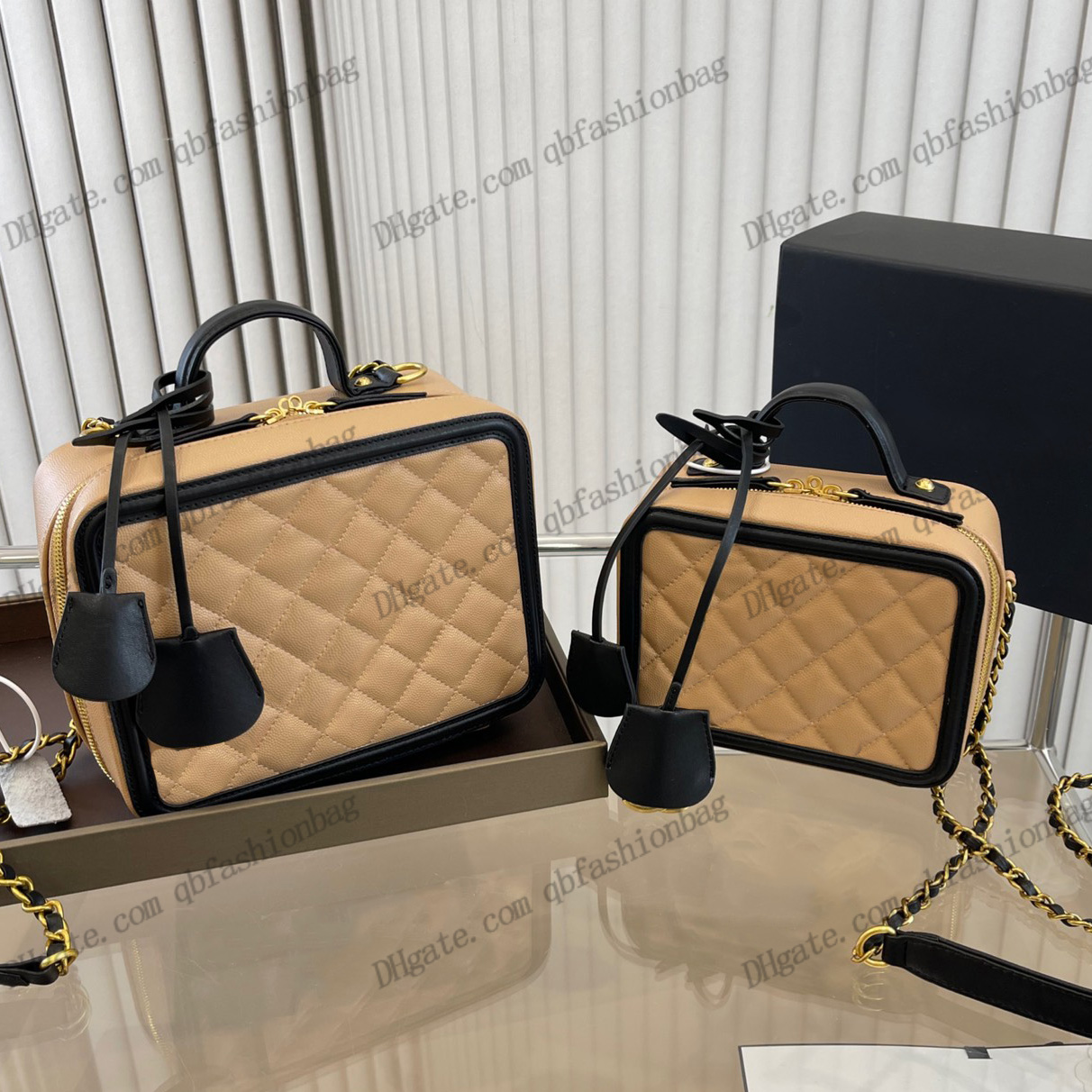 Classic Caviar Cosmetic Handle Totes Case Designer Bags Women Calfskin Badge Quilted Plaid Gold Metal Hardware Chain Crossbody Shoulder Luxury Handbags 16/21CM, Box
Classic Caviar Cosmetic Handle Totes Case Designer Bags Women Calfskin Badge Quilted Plaid Gold Metal Hardware Chain Crossbody Shoulder Luxury Handbags 16/21CM, Box