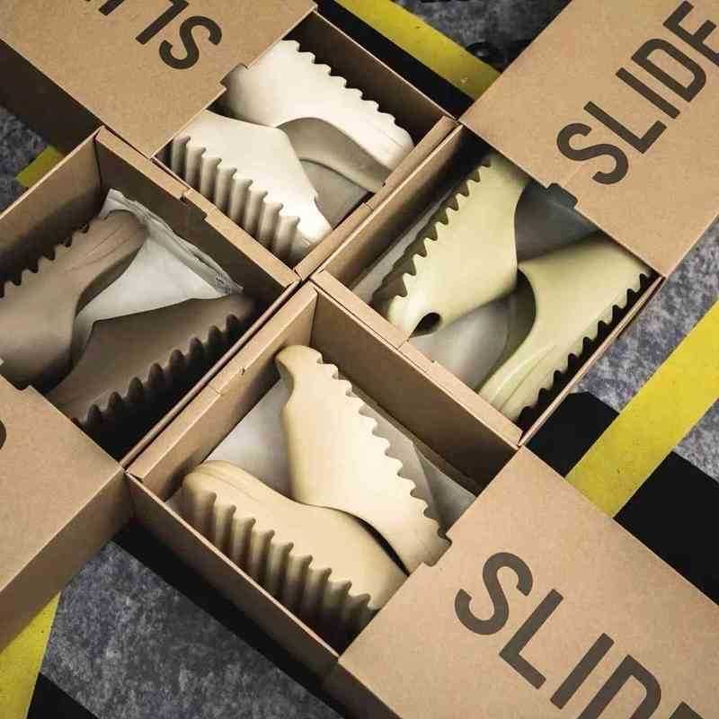 Foam Yeesys Slippers Slides Kanyes Slippers Rubber West Graffiti Bone Resin Desert Sand Summer Brown Flat Men Women Beach Size 36-45 Luxurys, Triple black
Foam Yeesys Slippers Slides Kanyes Slippers Rubber West Graffiti Bone Resin Desert Sand Summer Brown Flat Men Women Beach Size 36-45 Luxurys, Triple black