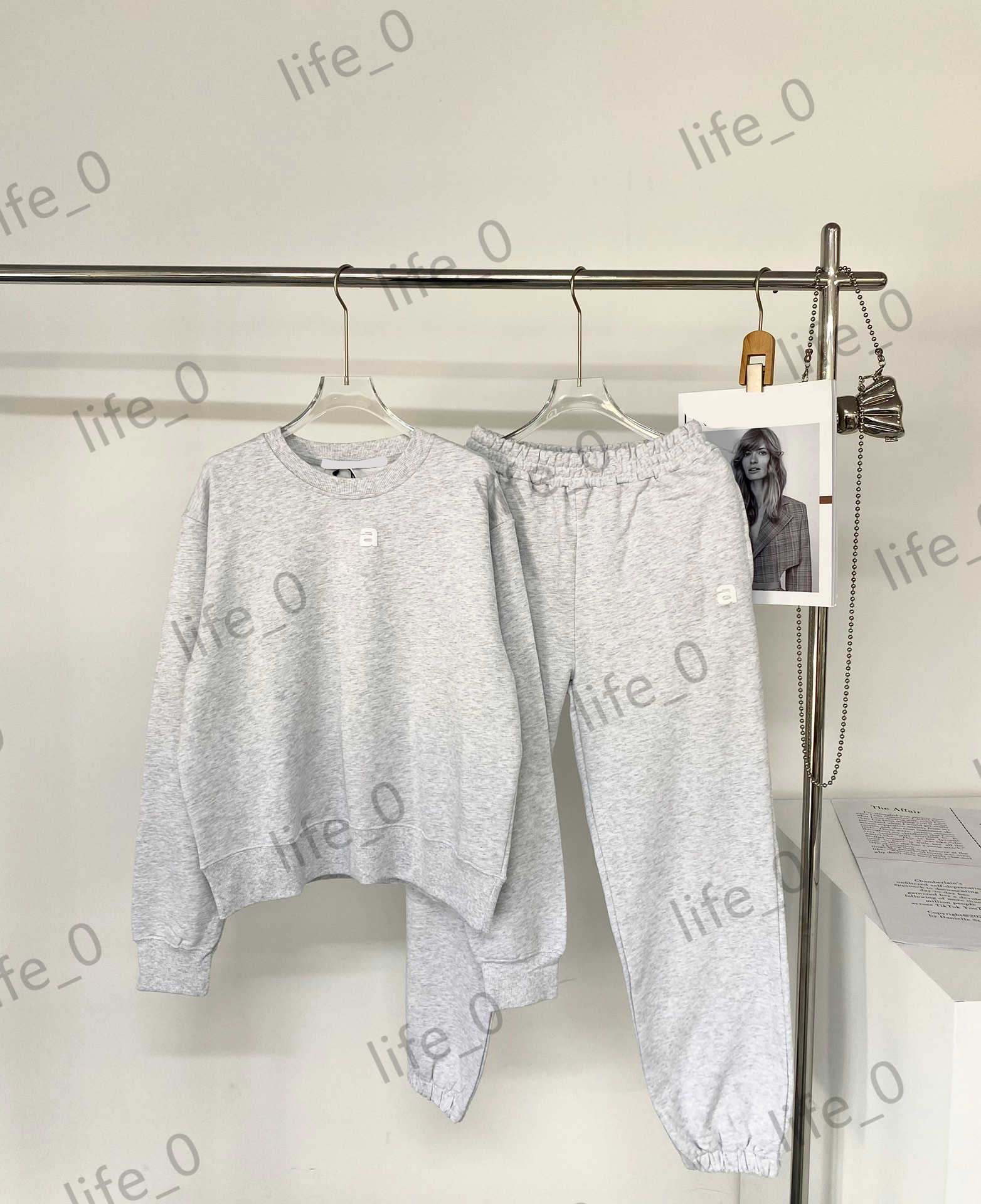 Womens Two Pieces Pants Letter Printed Round Collar Sweatshirts Tops Elastic Elastic Waist Bunch Foot Trousers Fashion Brand Woman Tracksuit 2 Colors 1970
Womens Two Pieces Pants Letter Printed Round Collar Sweatshirts Tops Elastic Elastic Waist Bunch Foot Trousers Fashion Brand Woman Tracksuit 2 Colors 1970
