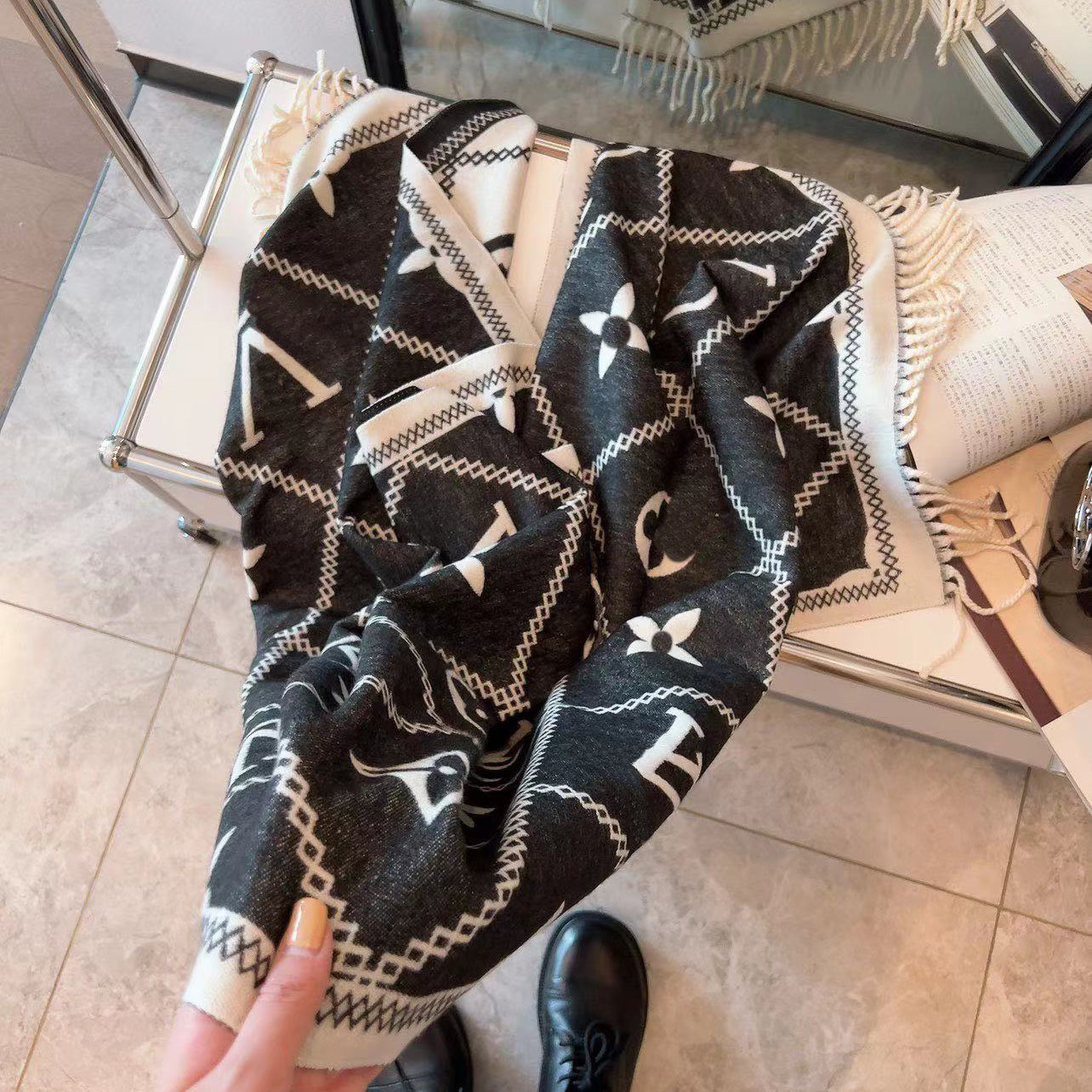 designer scarf Luxury letter Winter scarf mans womens cashmere scarves very soft warm Simple fashion nice gift
designer scarf Luxury letter Winter scarf mans womens cashmere scarves very soft warm Simple fashion nice gift