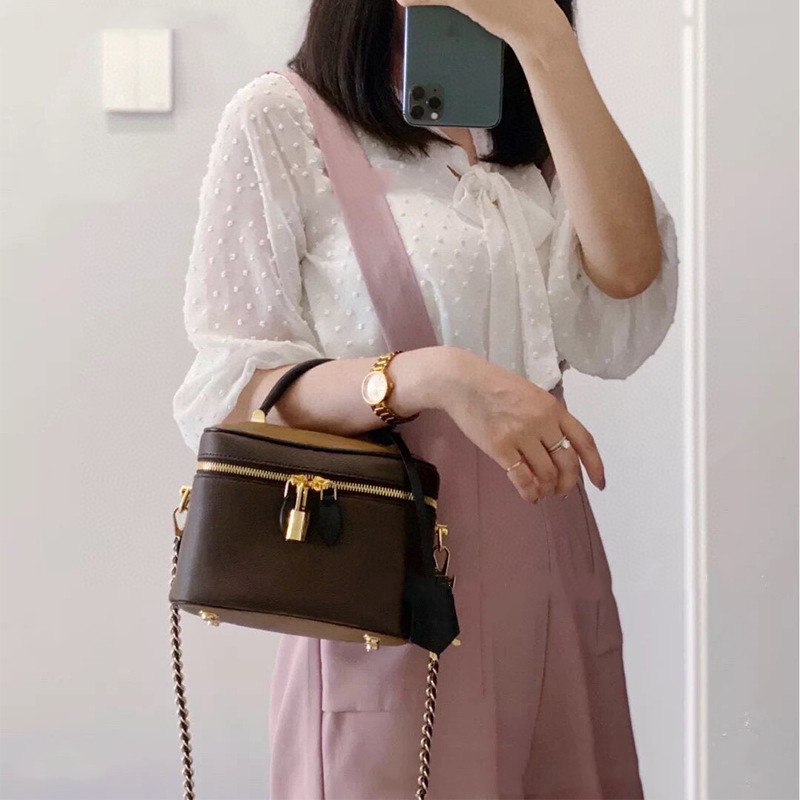 Fashion designer makeup bag women handbag bumbag for Christmas and valentine VANITY cosmetic bags zipper cases with twist lock letter crossbody toiletry bags l j, Khaki
Fashion designer makeup bag women handbag bumbag for Christmas and valentine VANITY cosmetic bags zipper cases with twist lock letter crossbody toiletry bags l j, Khaki