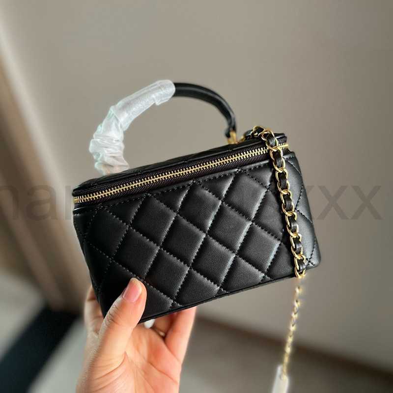 Black White Womens Vanity Box Designer Bags Top Handle Totes Quilted Matelasse Chain Crossbody Shoulder Cosmetic Caid Lipstick Holder Mini Luxury handbags 18CM
Black White Womens Vanity Box Designer Bags Top Handle Totes Quilted Matelasse Chain Crossbody Shoulder Cosmetic Caid Lipstick Holder Mini Luxury handbags 18CM