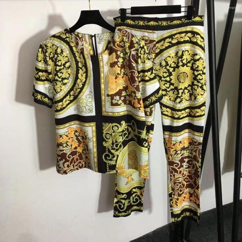 Women' Two Piece Pants 2022 Spring Summer Fashion Women' Vintage Floral Print T-shirt Casual Set F018, Picture shown
Women' Two Piece Pants 2022 Spring Summer Fashion Women' Vintage Floral Print T-shirt Casual Set F018, Picture shown
