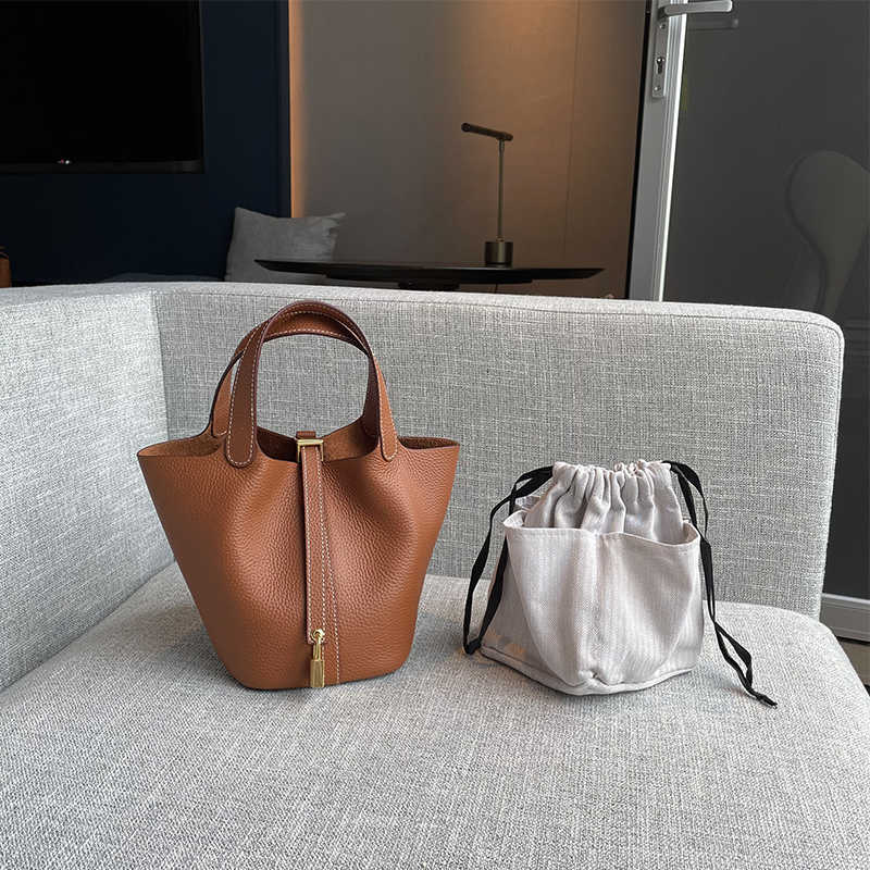 Designer herme bag Women's Large Fashion Classic Gold Bu le Leather Vegetable Basket Baotou Head Layer Cowhide et Hand Commuter Pure Women's's Soft, Ivory
Designer herme bag Women's Large Fashion Classic Gold Bu le Leather Vegetable Basket Baotou Head Layer Cowhide et Hand Commuter Pure Women's's Soft, Ivory