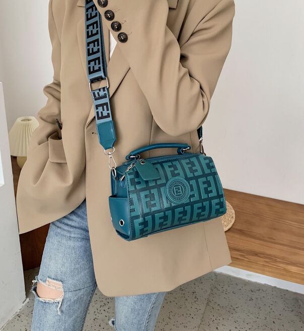 Fashion embossed evening handbag Pu Boston Bag broadband messenger one shoulder women's bag FEND 6 Colour, Customize
Fashion embossed evening handbag Pu Boston Bag broadband messenger one shoulder women's bag FEND 6 Colour, Customize