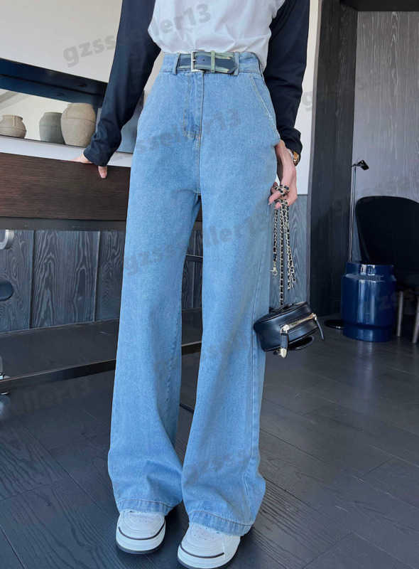 Womens Jeans Belt Decorated Sky Blue Loose Jeans Fashion Brand Simple High-end Triangle Logo Wide Leg Pants Designer Women Clothing 0912
Womens Jeans Belt Decorated Sky Blue Loose Jeans Fashion Brand Simple High-end Triangle Logo Wide Leg Pants Designer Women Clothing 0912