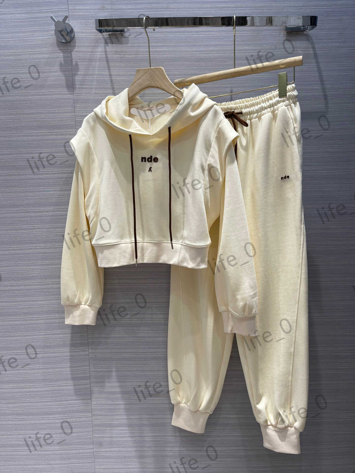Womens Two Pieces Pants Pattern drawstring Hooded Short Sweatshirts Tops Elastic Waist Bunch Foot Designer Trousers Fashion Brand Mild Fleece Woman Tracksuit
Womens Two Pieces Pants Pattern drawstring Hooded Short Sweatshirts Tops Elastic Waist Bunch Foot Designer Trousers Fashion Brand Mild Fleece Woman Tracksuit