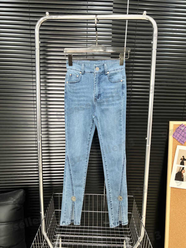 Womens Jeans High-stretch Denim Fabric Pants Fashion Brand Open Metal Logo Decoration Jeans Designer Women Clothing 0912
Womens Jeans High-stretch Denim Fabric Pants Fashion Brand Open Metal Logo Decoration Jeans Designer Women Clothing 0912