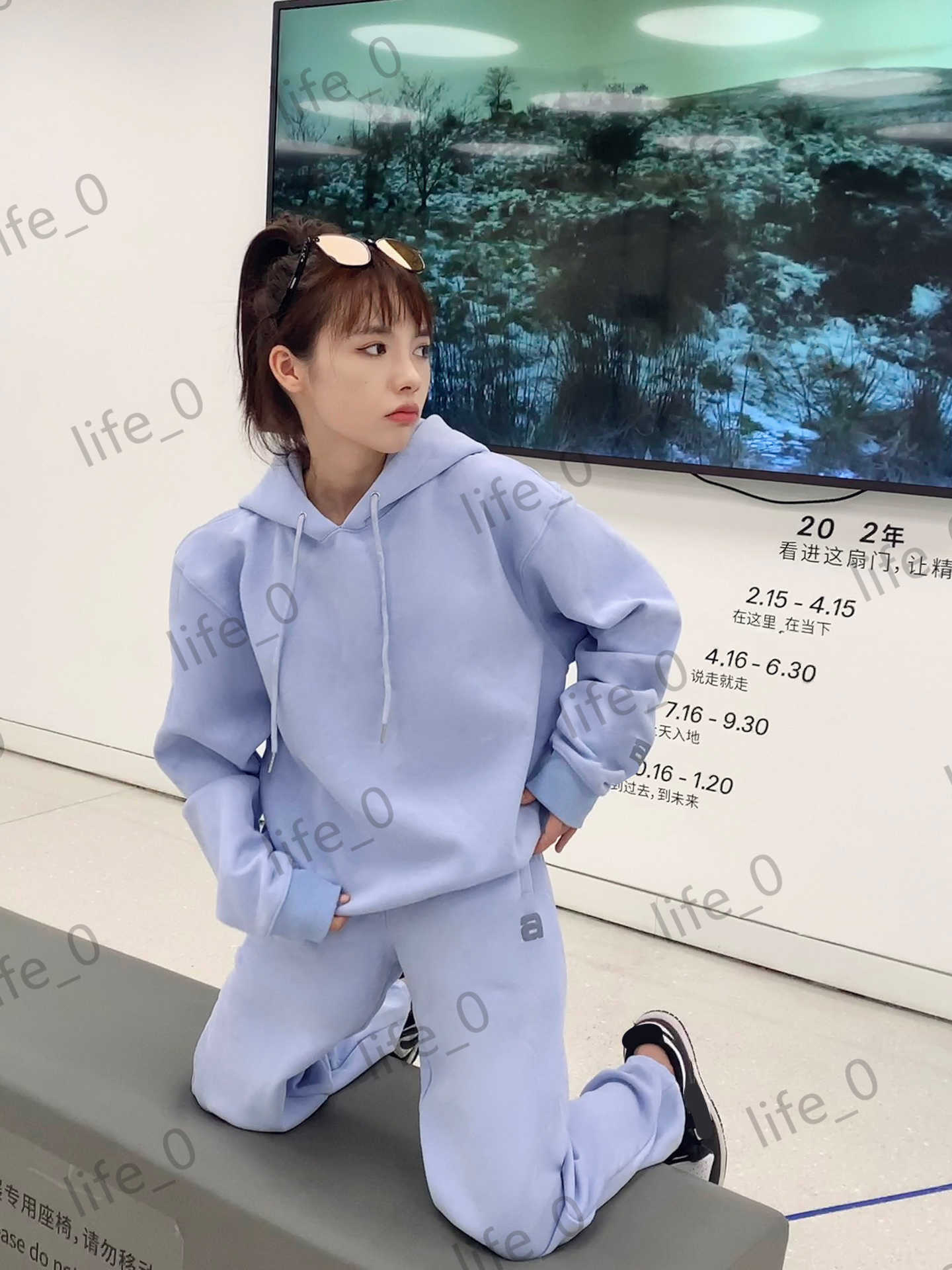Womens Two Pieces Pants Solid color versatile hoodie Sweatshirts tops Lettered Logo Embroidery designer Trousers Fashion Brand Woman Tracksuit 2 Colors
Womens Two Pieces Pants Solid color versatile hoodie Sweatshirts tops Lettered Logo Embroidery designer Trousers Fashion Brand Woman Tracksuit 2 Colors