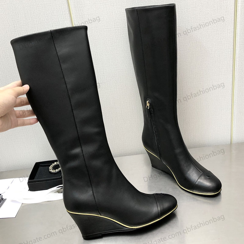 F/W 2022 Womens Wedges Knee Boots Sheepskin Suede Chunky Heels 6.5cm Designer Luxurys Knight Chelsea Rainboots Western Fashion Casual Shoes Winter Snow Ankle Boot, Black a 
F/W 2022 Womens Wedges Knee Boots Sheepskin Suede Chunky Heels 6.5cm Designer Luxurys Knight Chelsea Rainboots Western Fashion Casual Shoes Winter Snow Ankle Boot, Black a